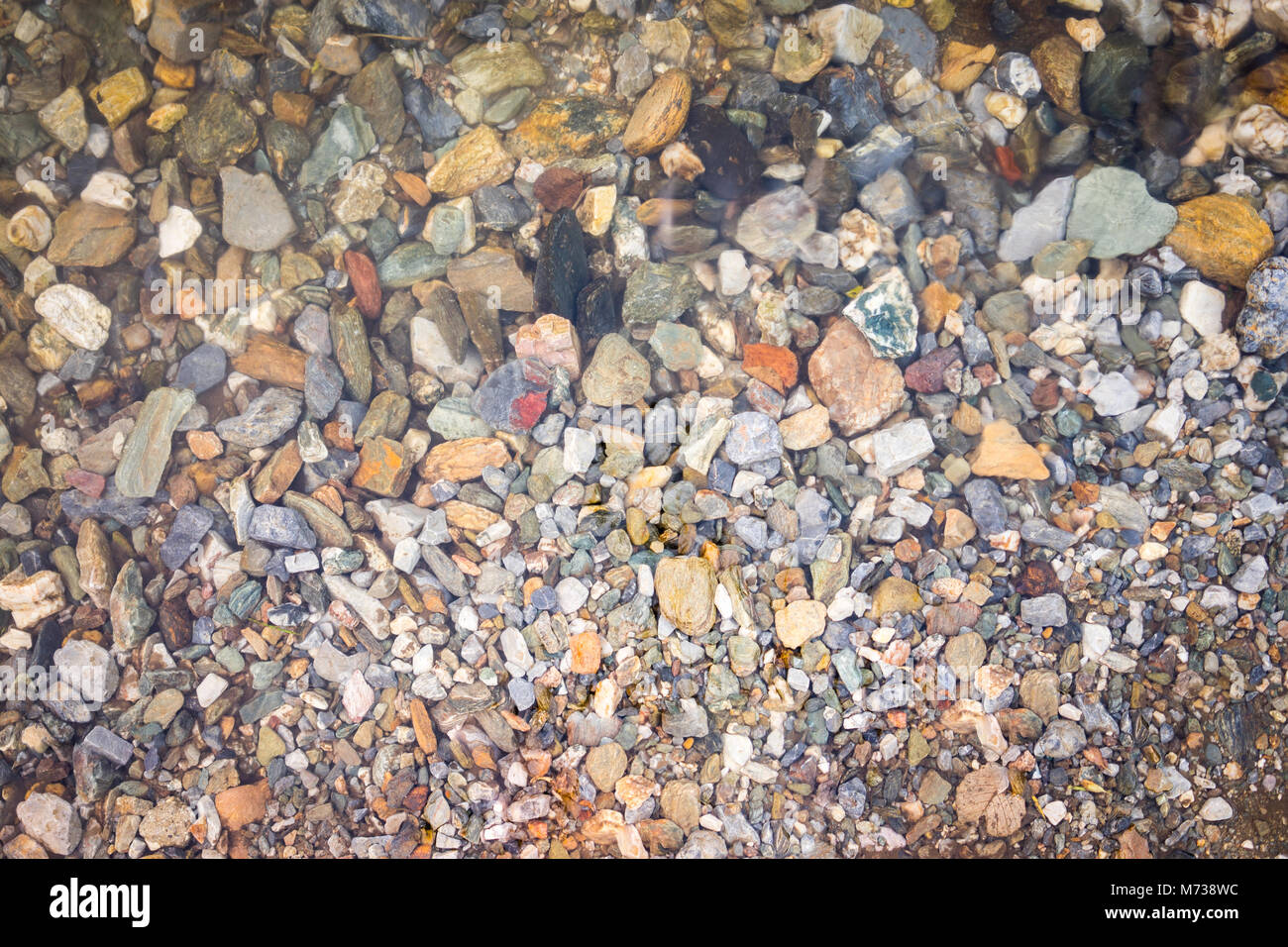 Colorato rolling stones pattern con l'acqua che scorre sulla parte superiore Foto Stock