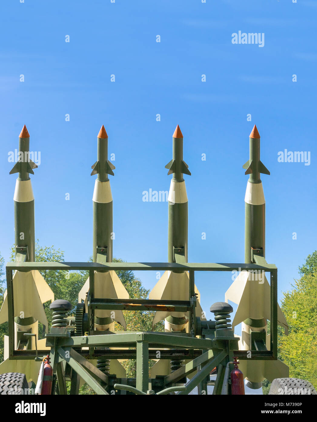 Missili nucleari con Warhead volti a cielo cupo. Balistic razzi sfondo di guerra. Foto Stock