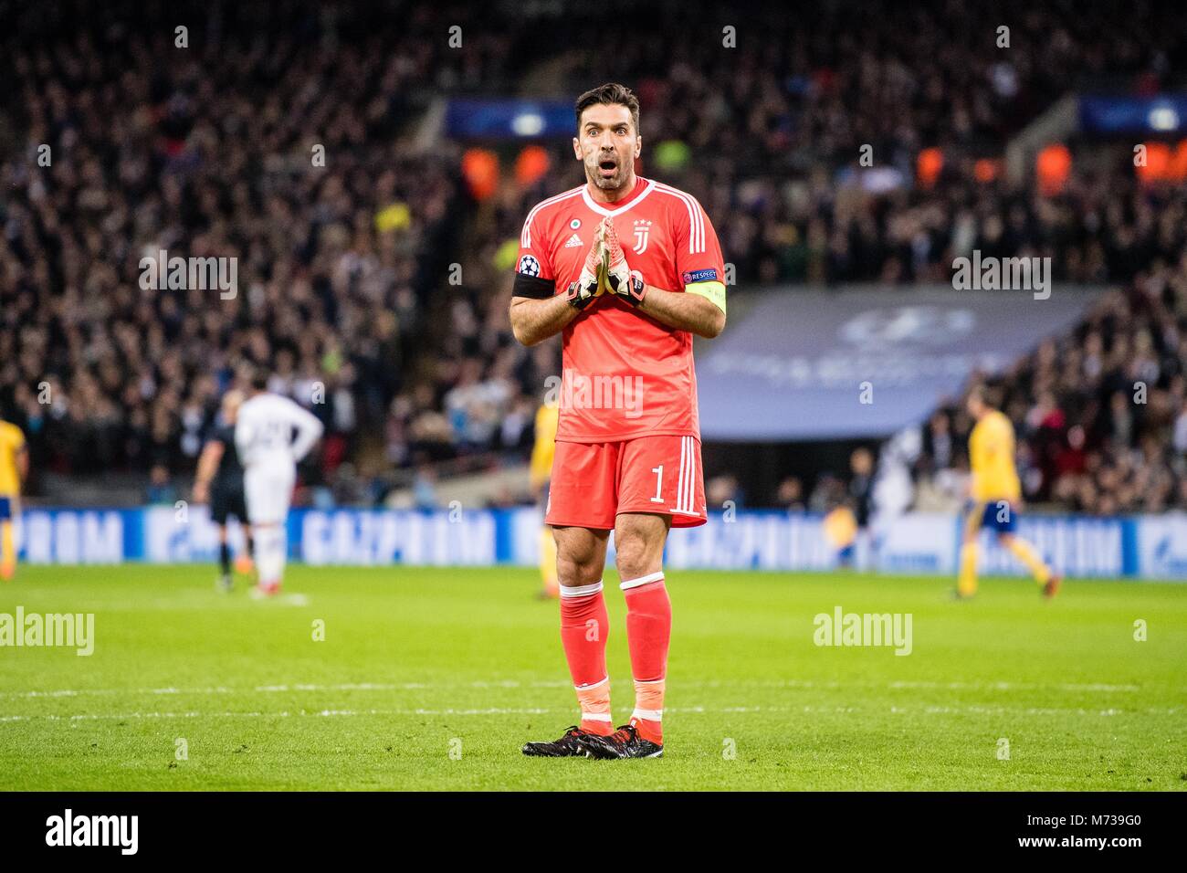 Londra, Inghilterra - MARZO 07: deludente Gianluigi Buffon (1) della Juventus esigenti colpo di penalità da arbitro durante la UEFA Champions League Round di 16 seconda gamba match tra Tottenham Hotspur e la Juventus allo Stadio di Wembley il 7 marzo 2018 a Londra, Regno Unito. (Foto di MB Media/ ) Foto Stock