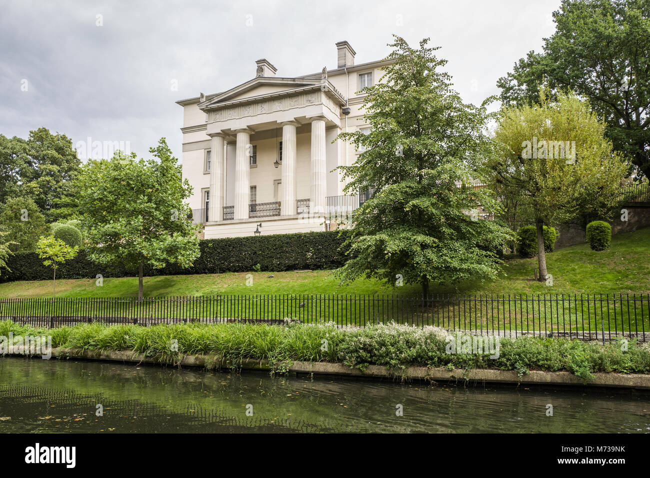 Regency Villa, uno dei sei ville in Regent's Park, costruito in vari stili storici, visto dal Regent's Canal alzaia. Foto Stock