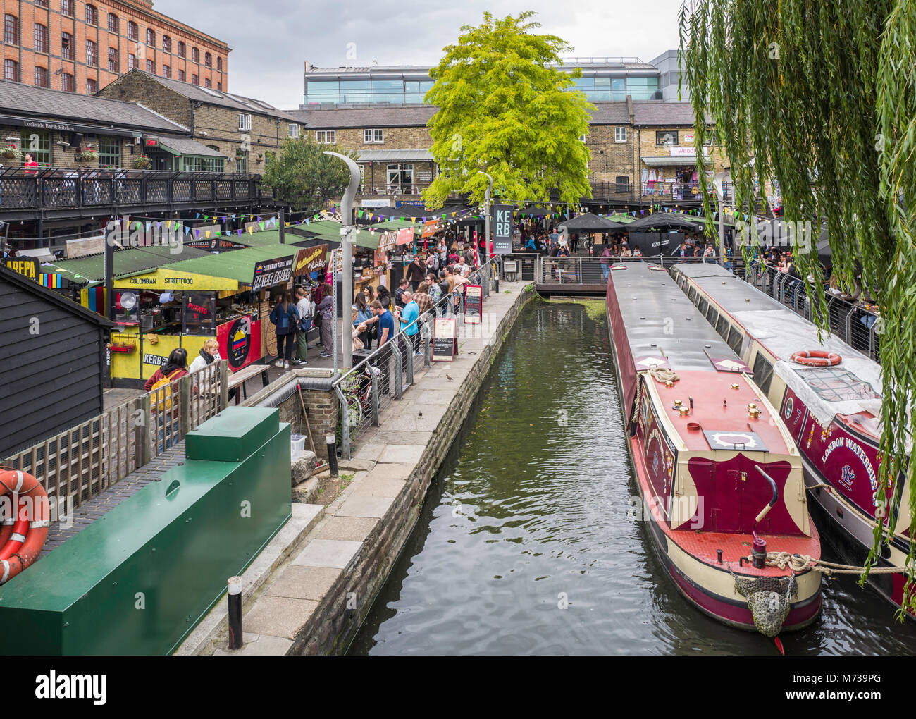 Trafficata Camden Lock market, visto da una passerella sul Regent's Canal, Camden Town, Londra, Regno Unito. Foto Stock