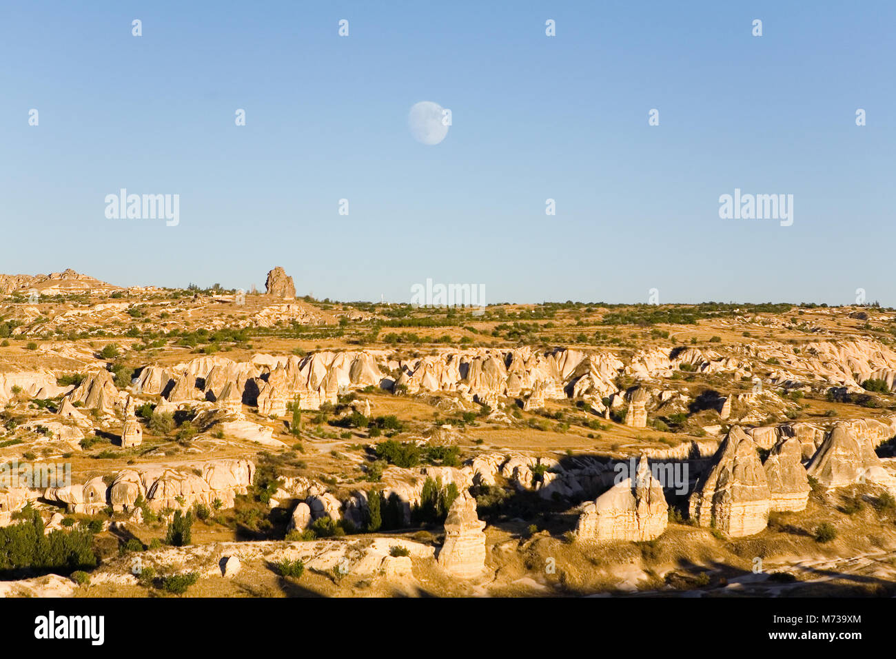 Paesaggio di montagna con la luna in serata. La Turchia. Foto Stock