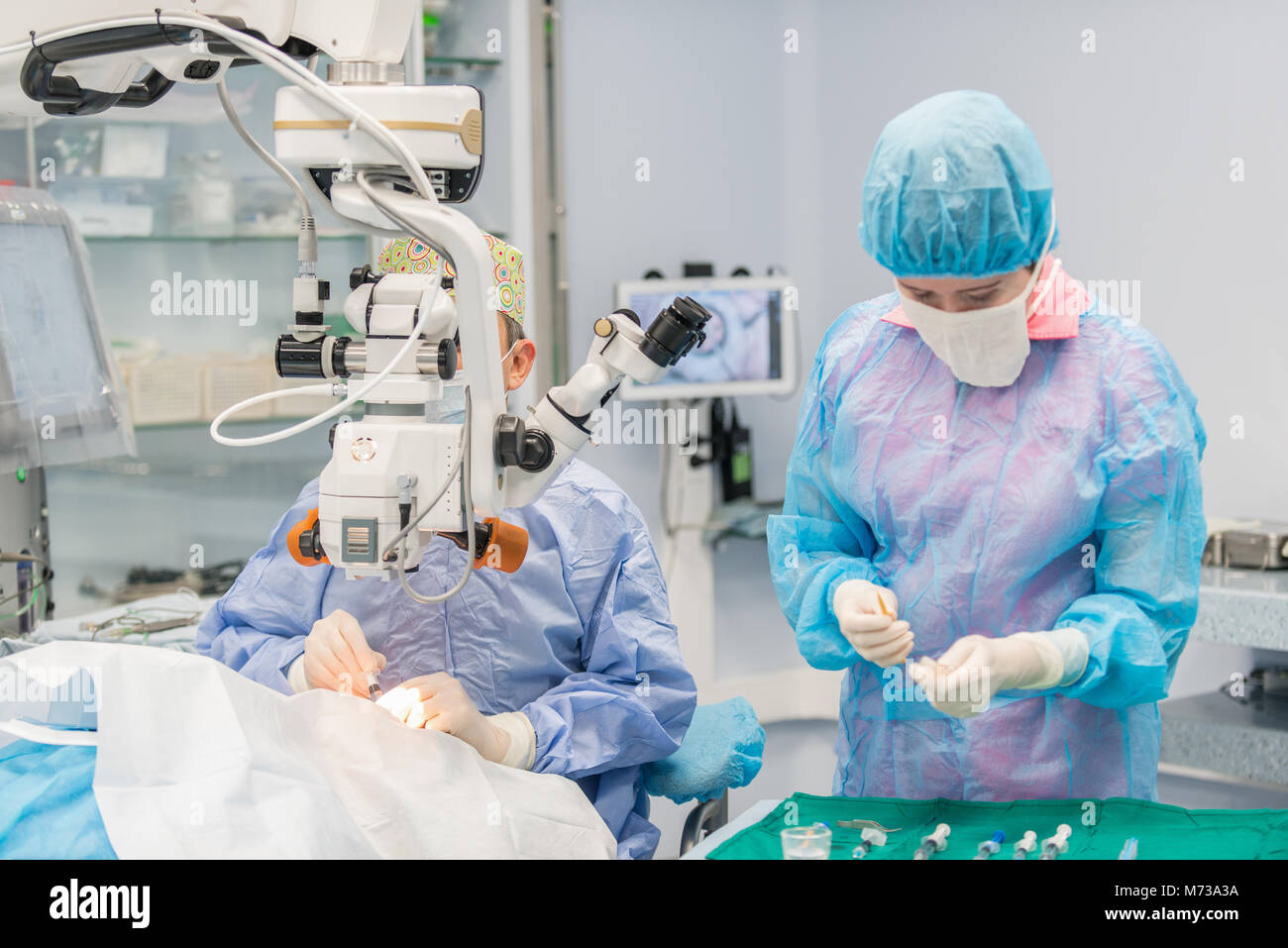 Occhio ai chirurghi di eseguire intervento chirurgico sul paziente. I chirurghi al lavoro. concezioni mediche Foto Stock