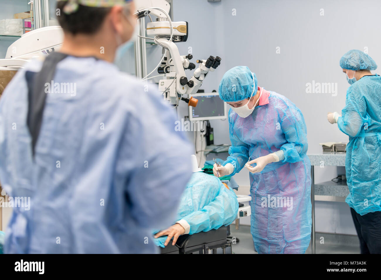 Occhio ai chirurghi di eseguire intervento chirurgico sul paziente. I chirurghi al lavoro. concezioni mediche Foto Stock