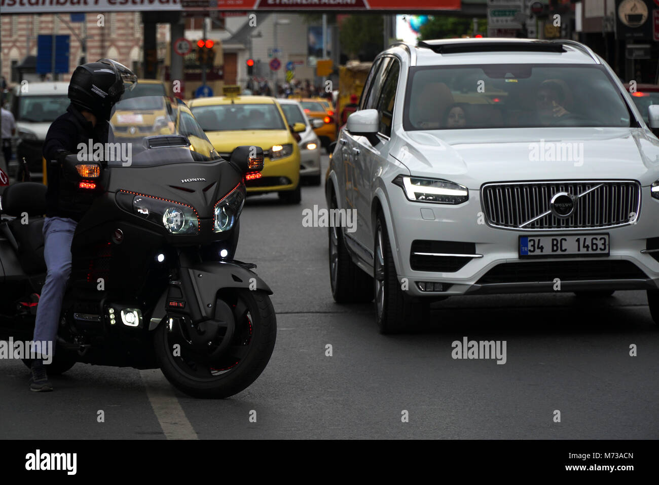 Istanbul, Turchia - 7 Ottobre 2017 : una Volvo XC90 dando il via alla Honda Gold Wing a la strada principale del distretto di Besiktas, Istanbul. Foto Stock