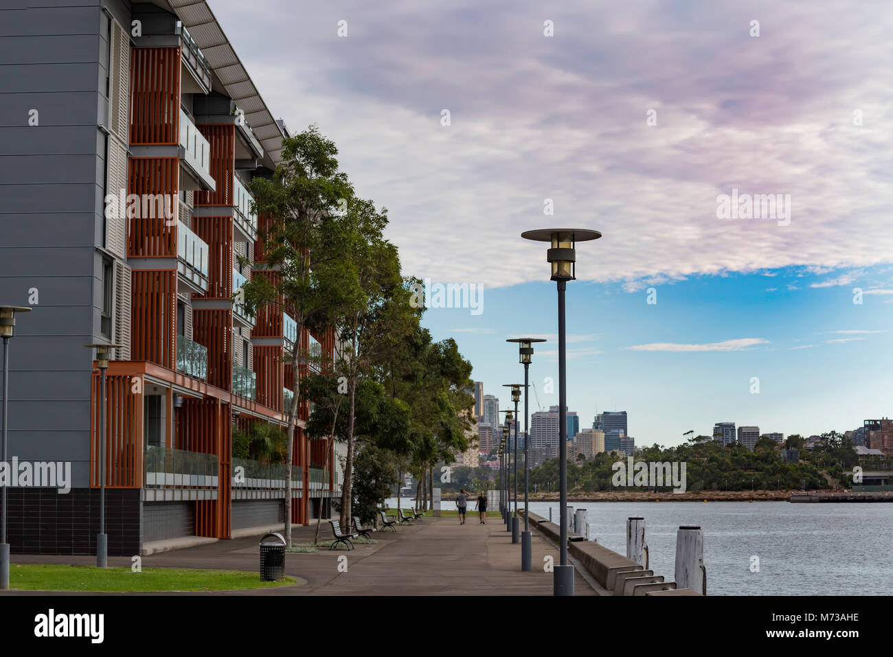 La gente camminare e di esercizio lungo una passeggiata accanto al Porto di Sydney nel Pyrmont, Australia Foto Stock