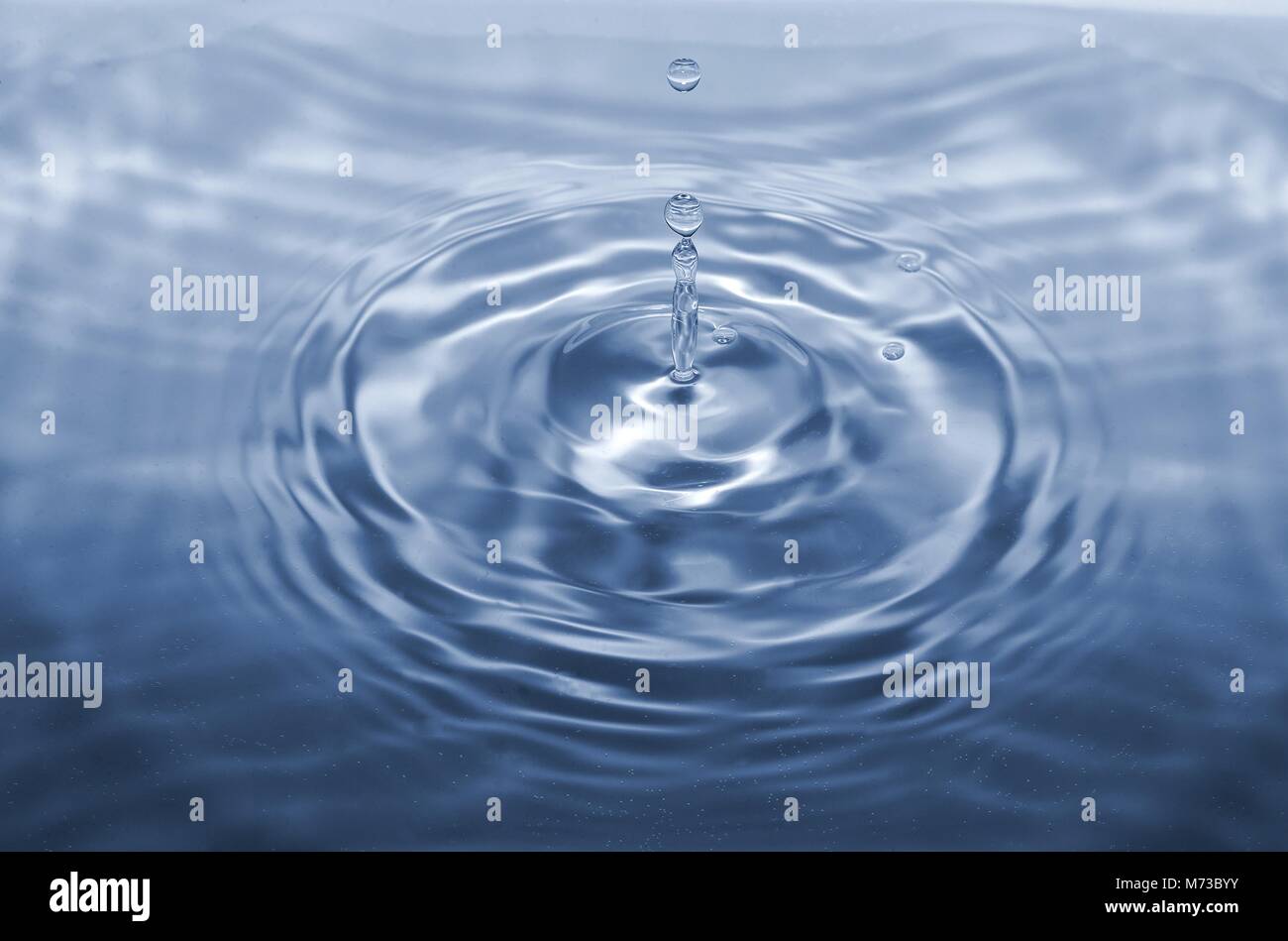 Acqua goccia caduta rendendo spruzzi di goccioline e le onde erano pulite e fresche concept Foto Stock