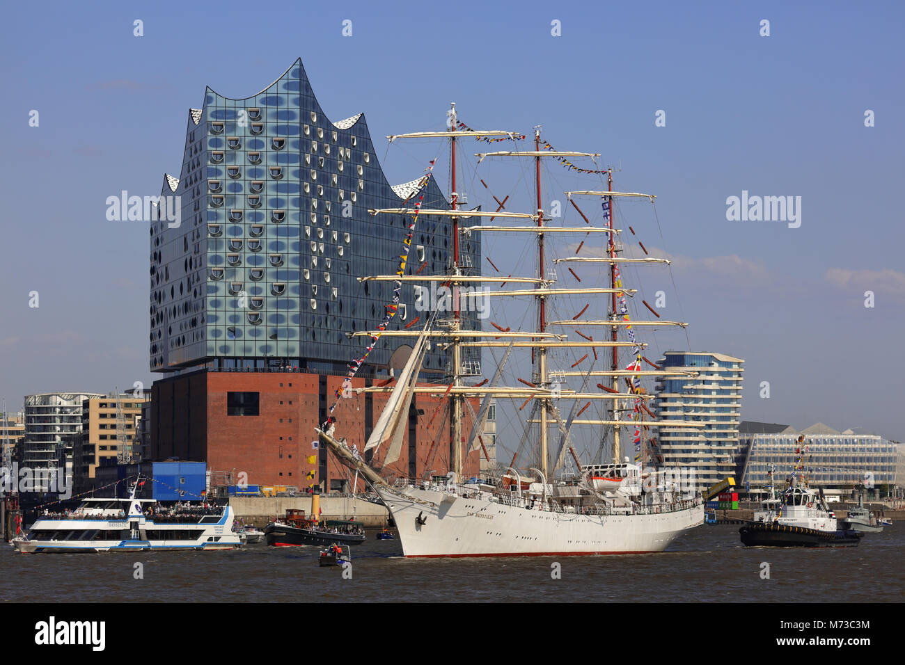 Navigazione della nave nel porto di Amburgo passando per la Elbphilharmonie concert hall Foto Stock