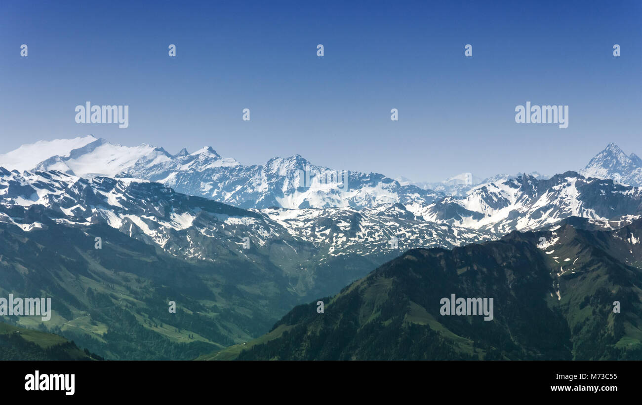 Bella neve Mountain Range paesaggio con cielo blu, Alpi della Svizzera Foto Stock
