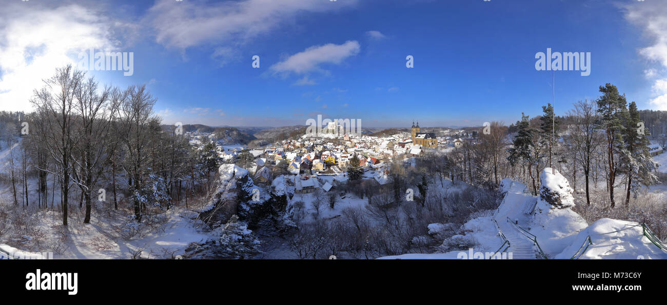 Vista panoramica sul nevicato in Gößweinstein in Franconia, Germania Foto Stock