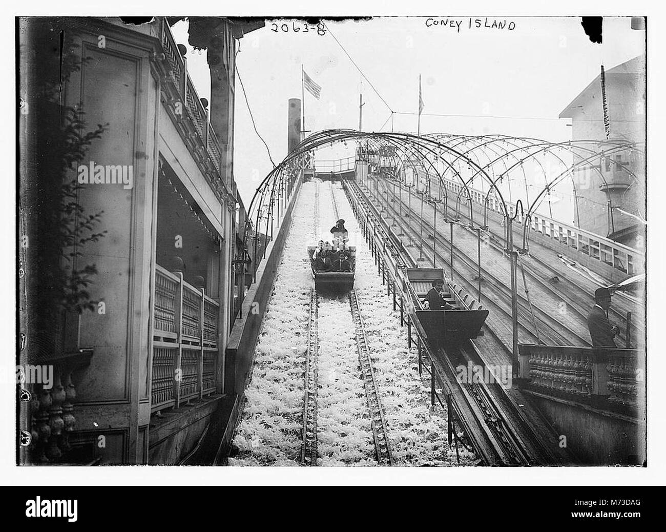 Un'immagine classica di Coney Island, conosciuta per le sue spiagge, il parco divertimenti e le attrazioni iconiche, catturando l'atmosfera vivace e colorata. Foto Stock