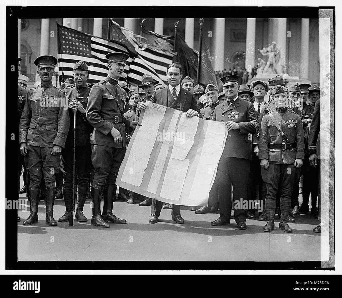 Questa immagine mostra il deputato John Phillip Hill l'8 maggio 1922. Hill era un politico americano, e la fotografia cattura un momento della sua carriera politica, offrendo uno sguardo storico al suo servizio pubblico all'inizio del XX secolo. Foto Stock