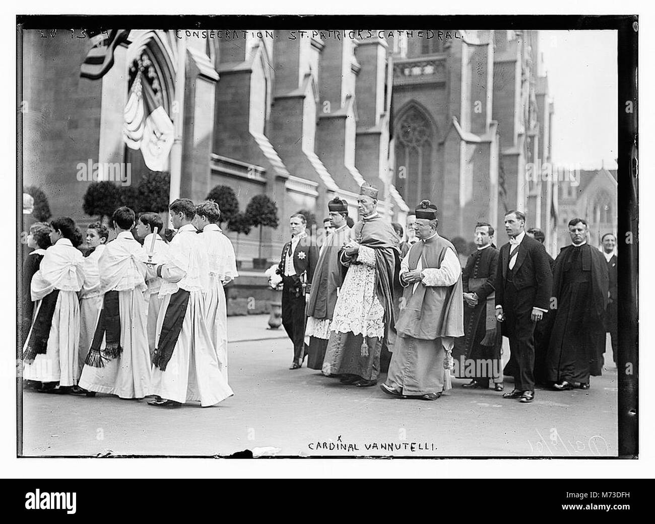 Il Cardinale Vannutelli officia la consacrazione della Cattedrale di San Patrizio, un'importante cerimonia religiosa che segna il completamento del sacro scopo della cattedrale. Foto Stock