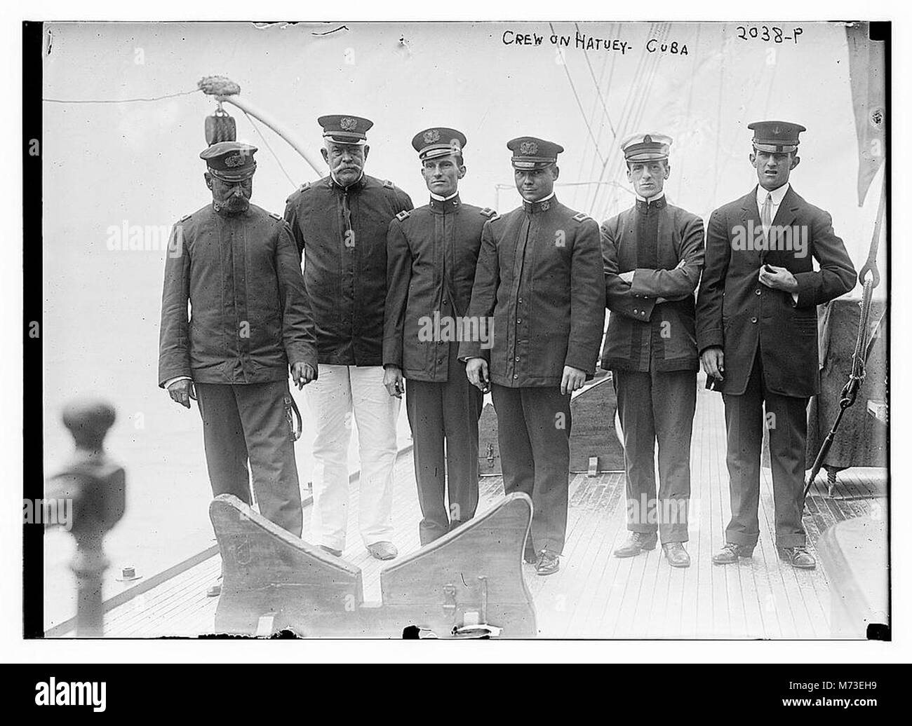 Una fotografia di un equipaggio sulla Hayuey, una nave probabilmente di stanza a Cuba. L'immagine cattura il coinvolgimento dell'equipaggio nelle attività marittime, probabilmente durante la guerra ispano-americana o altri eventi militari correlati. Foto Stock