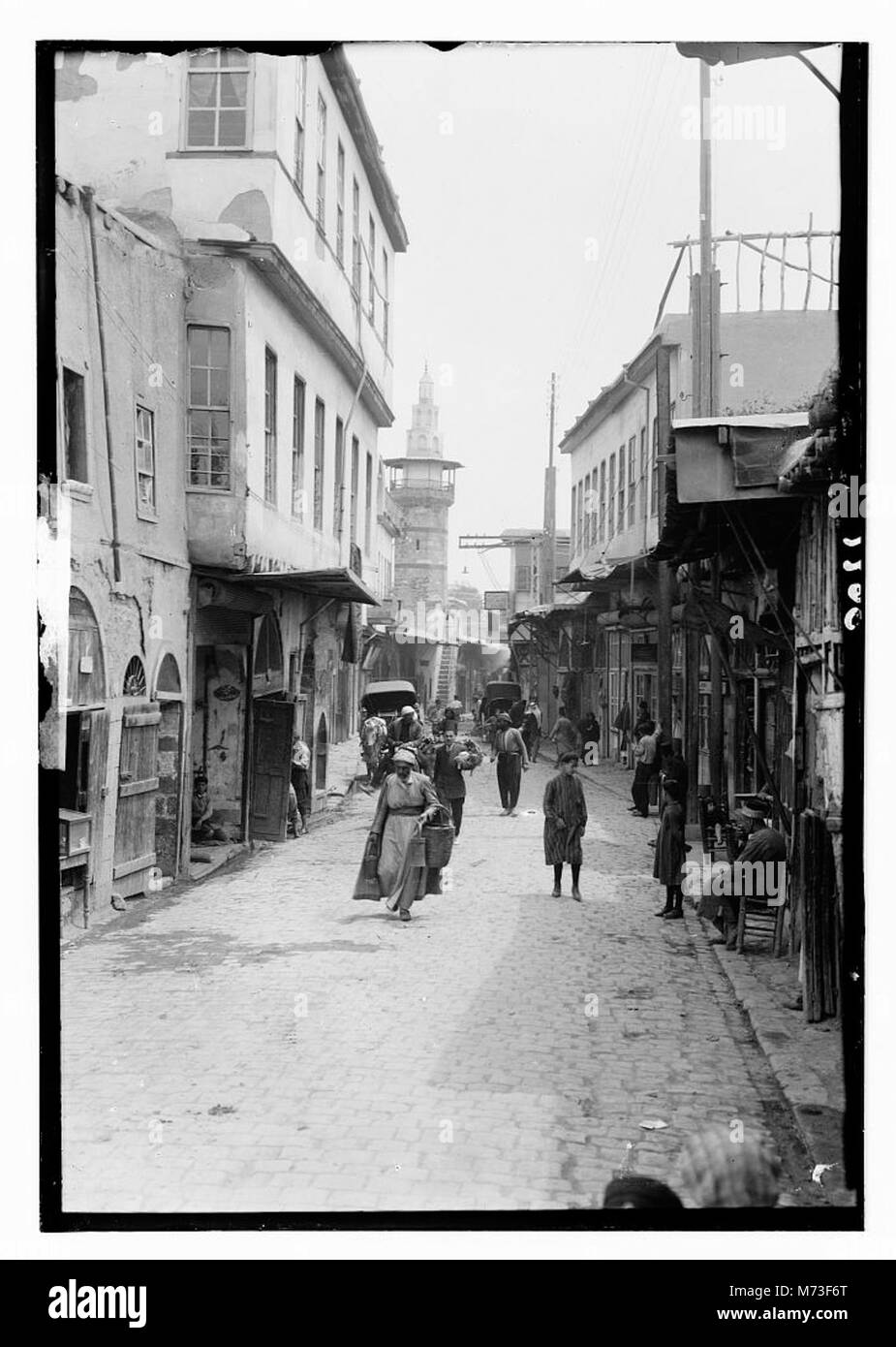 La fotografia mostra Straight Street a Damasco, in Siria, vicino alla porta Est. Cattura il significato storico e culturale di questa antica strada, una posizione chiave nella città Vecchia di Damasco. Foto Stock