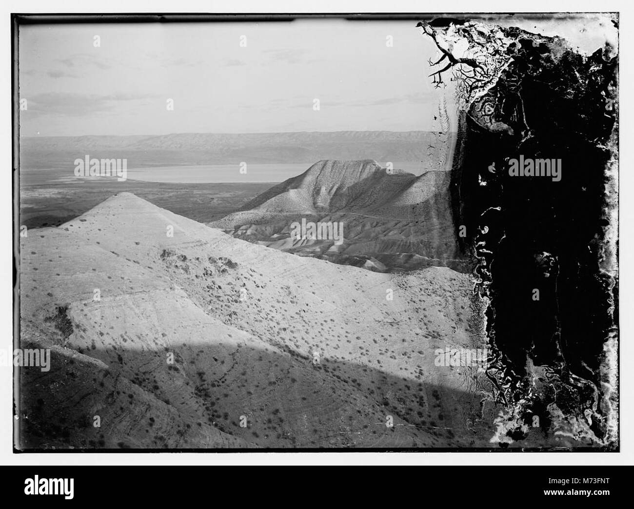 Una fotografia del Mar morto, un lago di acqua salata delimitato dalla Giordania a est e da Israele e Palestina a ovest. L'immagine mostra il paesaggio unico e le caratteristiche naturali di questo storico specchio d'acqua. Foto Stock
