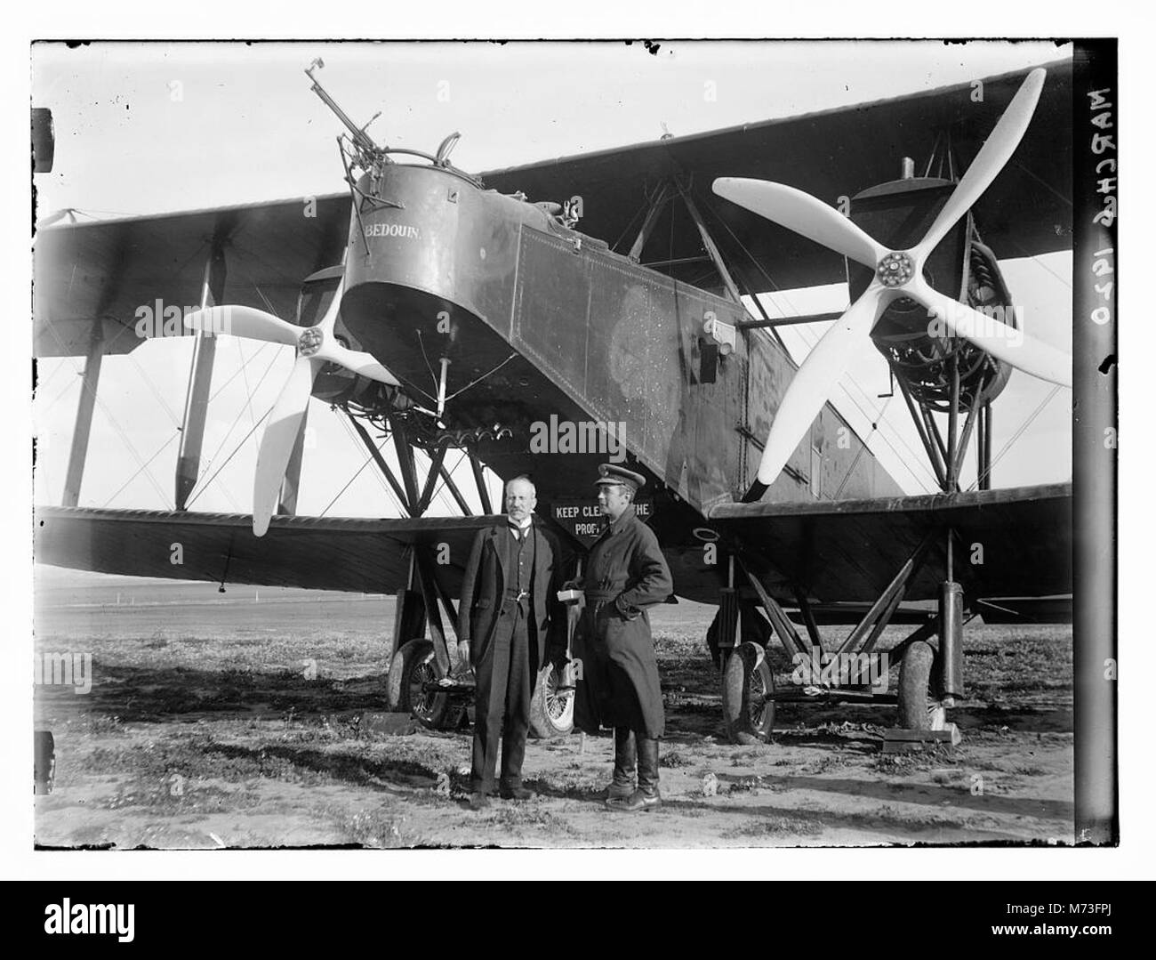 Un'immagine storica del Mar morto, un lago di acqua salata delimitato da Giordania, Israele e Palestina, noto per la sua elevata salinità e le caratteristiche geologiche uniche. Foto Stock