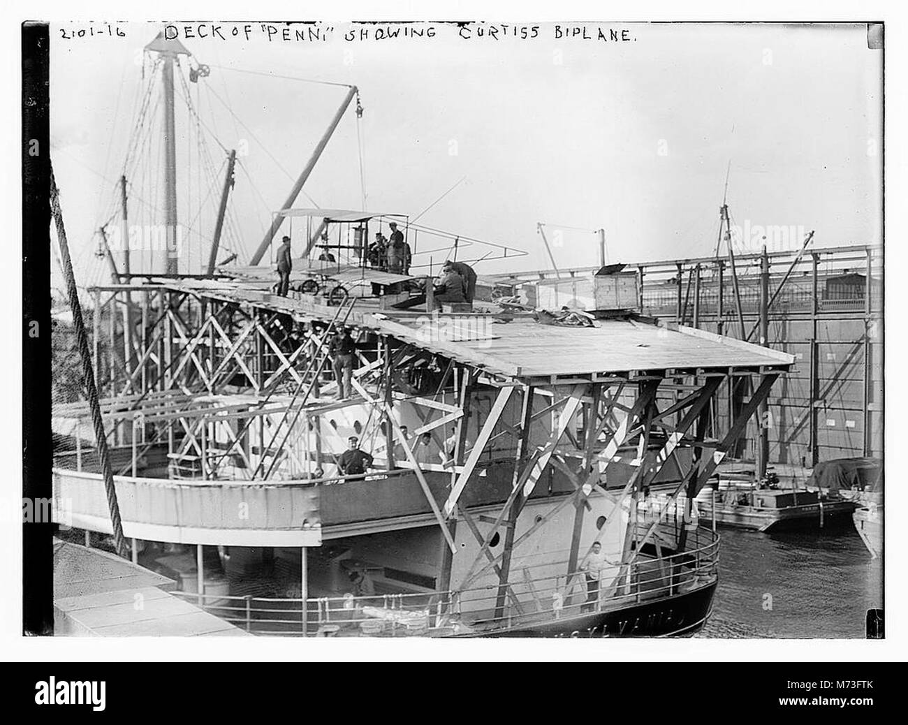 Fotografia del ponte della USS Pennsylvania, con un biplano Curtiss, che mette in evidenza l'aviazione militare dei primi anni del XX secolo sulle navi navali. Foto Stock