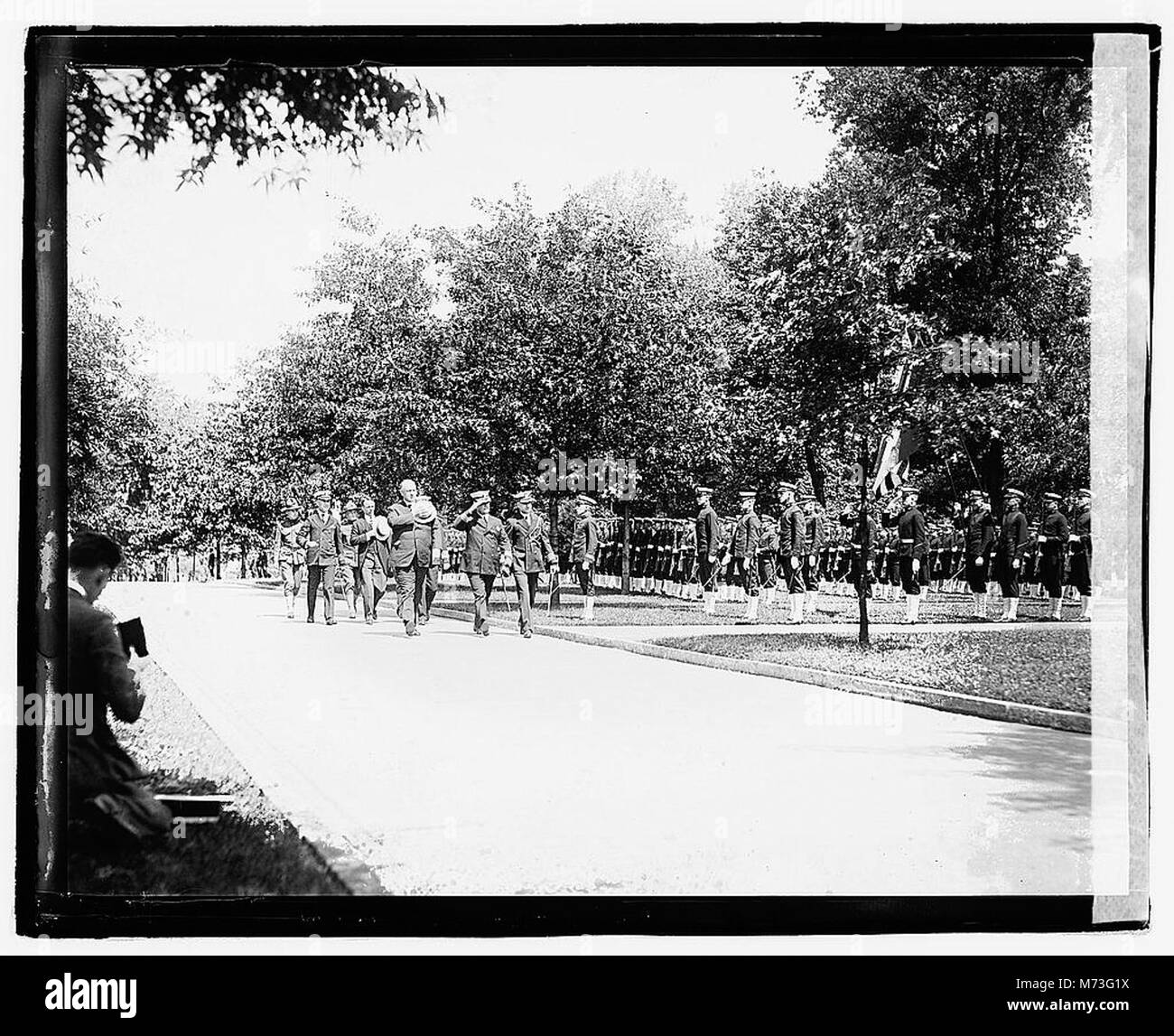 Questa immagine cattura una visita storica di Denby e Roosevelt alla United States Naval Academy di Annapolis, Maryland, il 2 giugno 1921. L'evento evidenzia l'intersezione tra leadership politica e istituzioni militari. Foto Stock