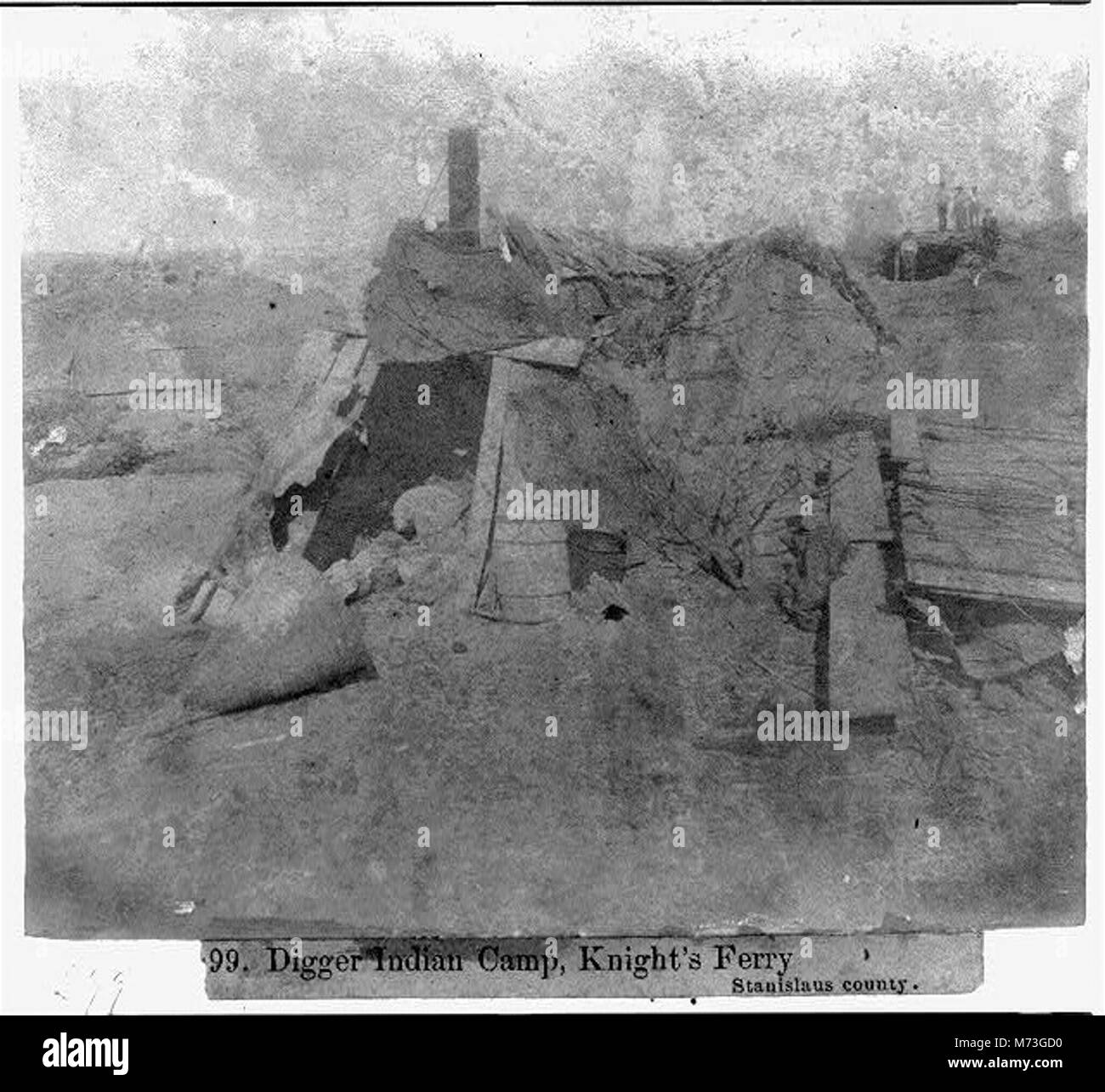 Questa fotografia mostra il campo indiano di Digger a Knight's Ferry, nella contea di Stanislaus, offrendo un'idea della vita quotidiana e della cultura degli indigeni in California durante il XIX secolo. Foto Stock