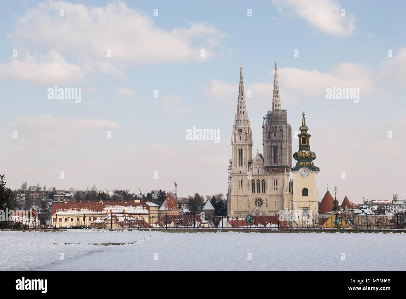 La cattedrale di Zagabria e dello skyline della città durante il periodo invernale e la neve come si vede dal Gradec, Zagabria, Croazia. Foto Stock