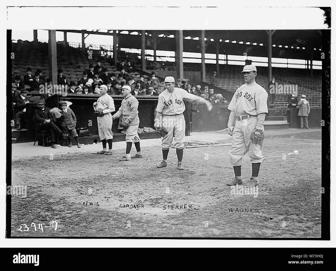 Una fotografia dei giocatori di baseball della Boston American League Duffy Lewis, Larry Gardner, Tris Speaker e Heinie Wagner, che mostrano le loro uniformi e abilità nel baseball durante i primi anni del XX secolo. Foto Stock