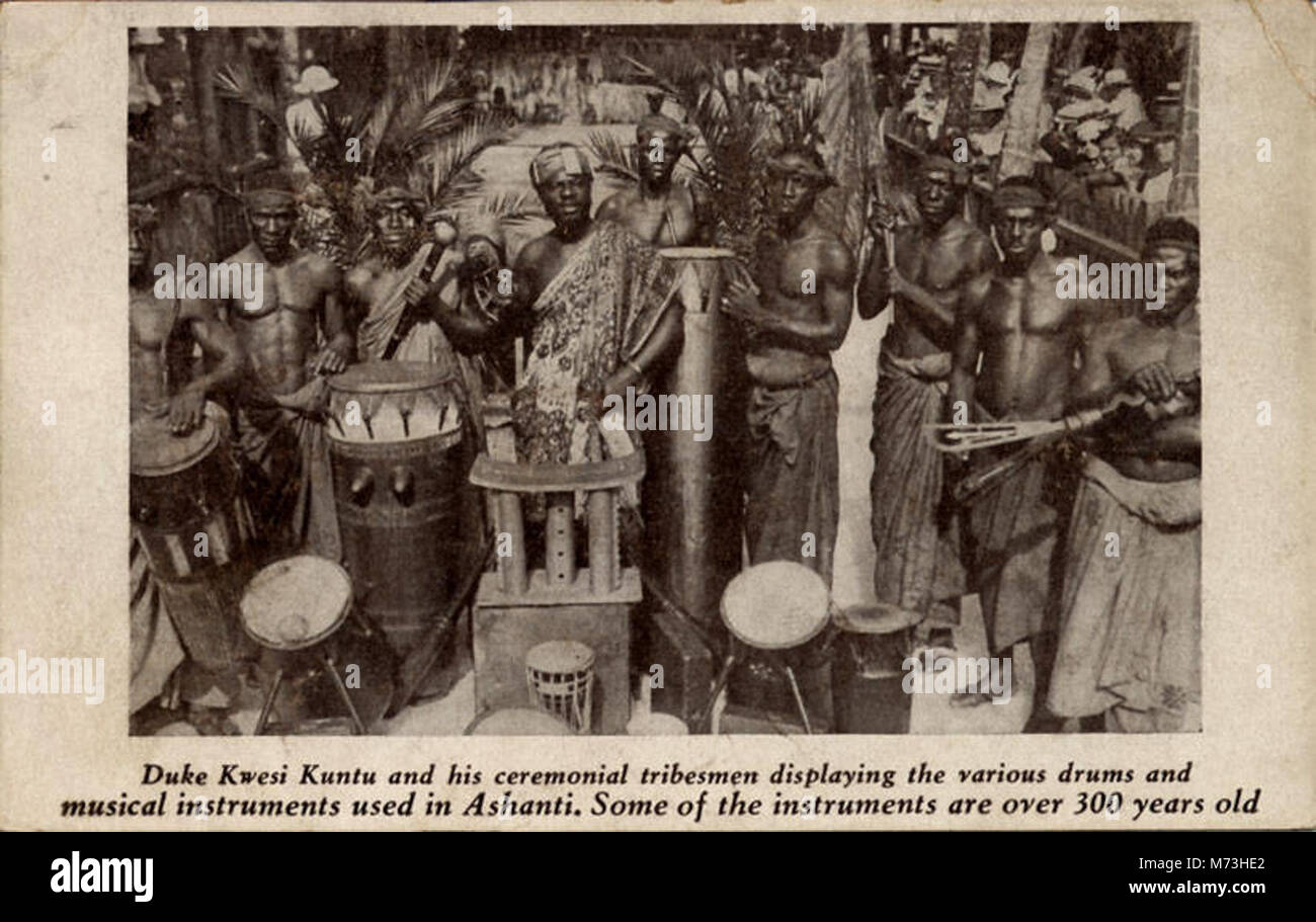 Il duca Kwensi Kuntu, un leader tribale, e le sue tribù cerimoniali, che rappresentano l'abbigliamento tradizionale e i rituali della loro comunità, catturati in un ritratto culturale. Foto Stock