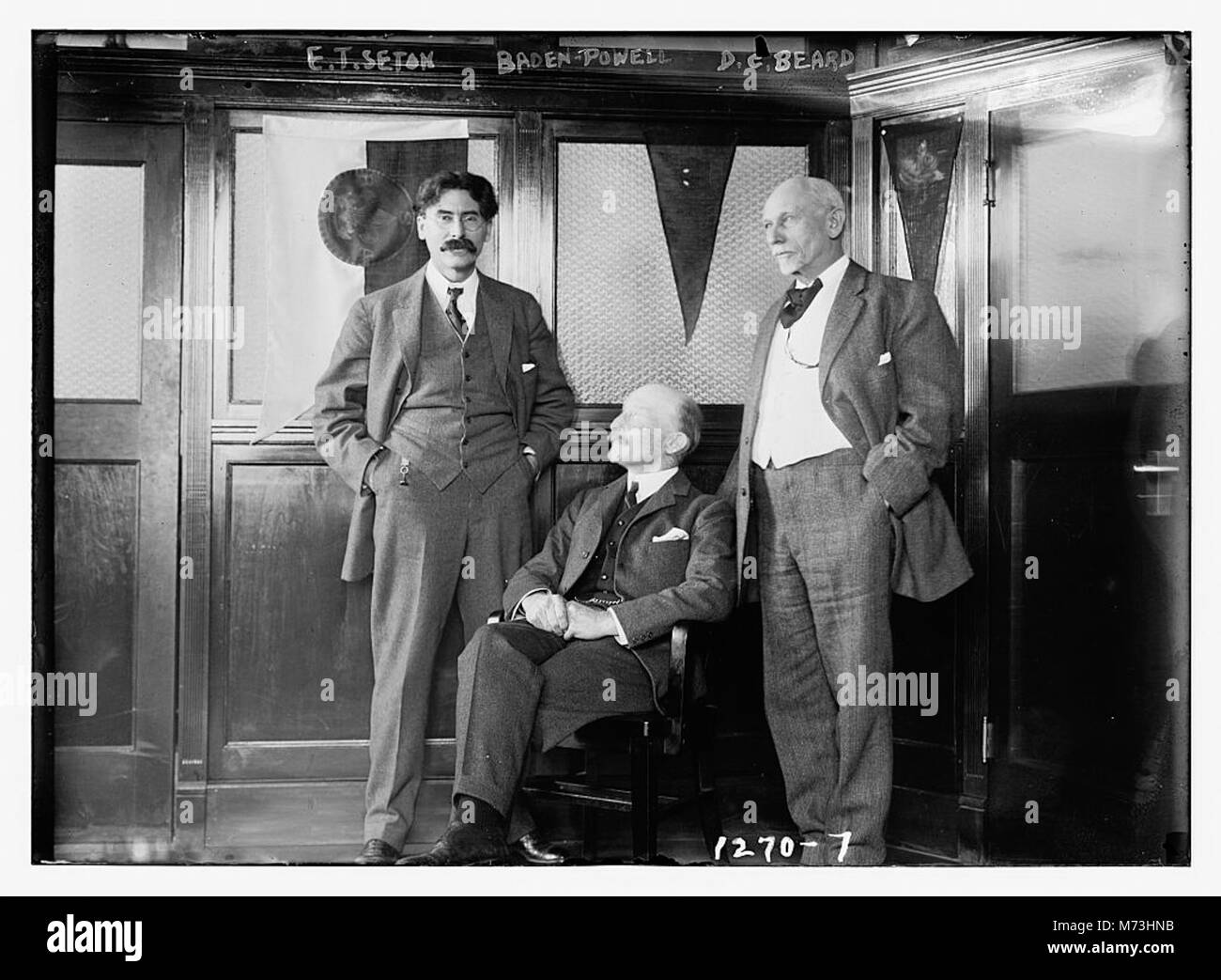 Questa immagine presenta E.T. Seton, Robert Baden-Powell e D.C. Beard, figure di spicco nello sviluppo del movimento Boy Scouts. I loro contributi allo scouting hanno contribuito a plasmare le organizzazioni giovanili globali. Foto Stock