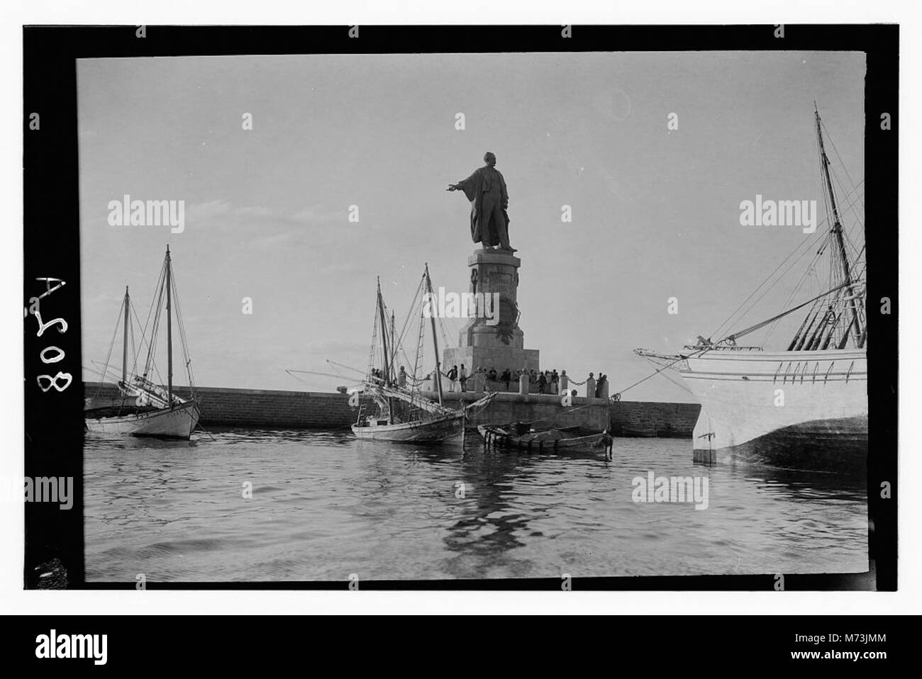 Una vista della statua di Ferdinando de Lesseps all'ingresso del canale di Suez a Port Said, Egitto. La statua onorava l'ingegnere francese che supervisionava la costruzione del canale. Foto Stock