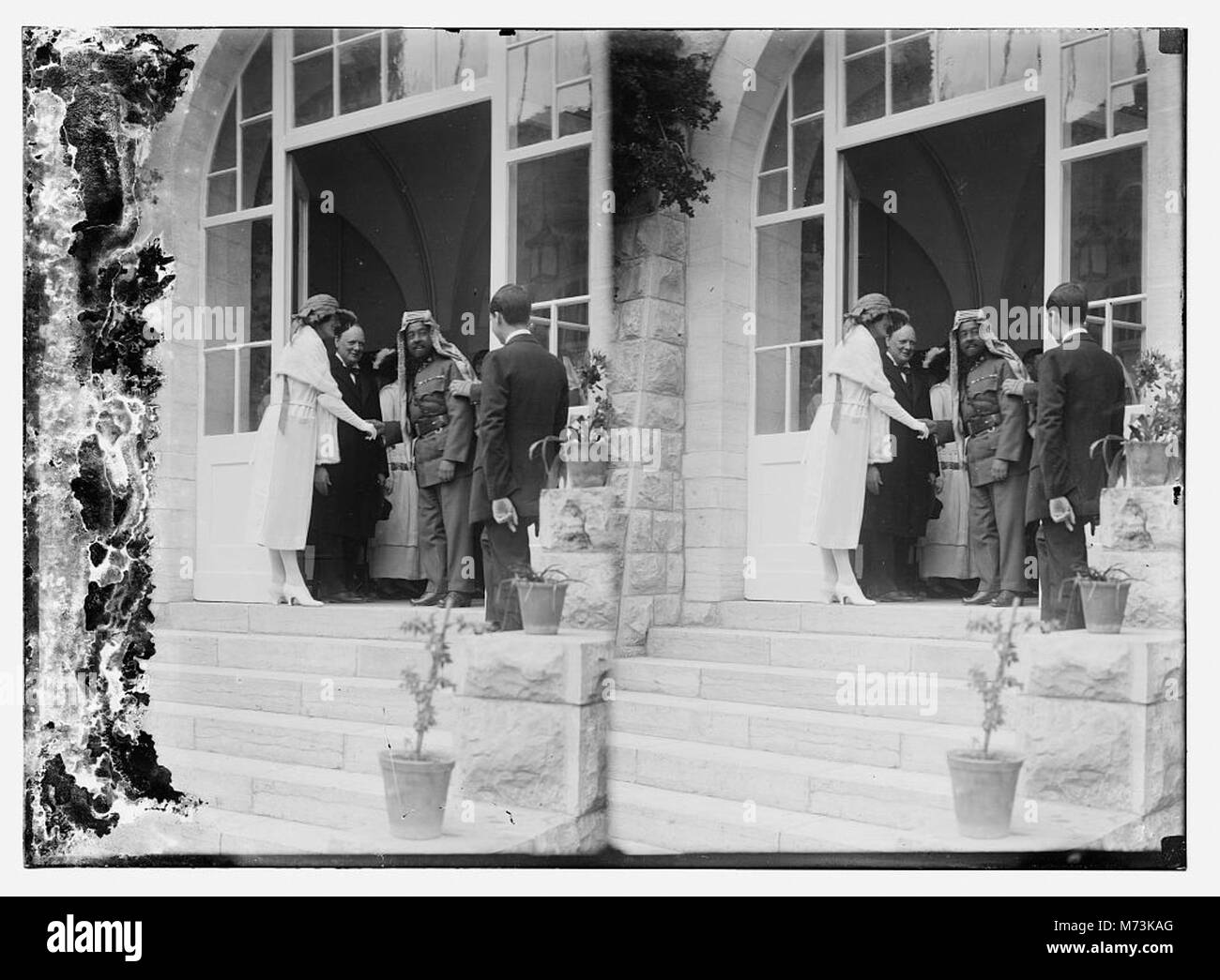 L'emiro Abdullah di Transgiordania stringono le mani con la signora Churchill Winston Churchill in piedi accanto alla signora Churchill, la sede del Governo, Gerusalemme matpc LOC.08805 Foto Stock