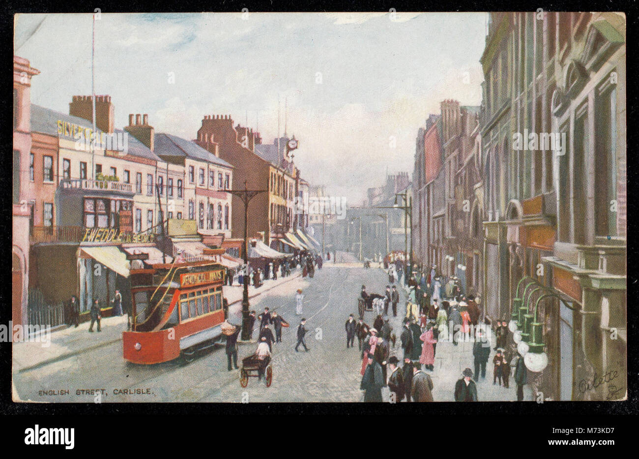Questa fotografia cattura una scena di English Street a Carlisle, una città nel nord dell'Inghilterra. L'immagine mette in evidenza l'architettura e l'ambiente urbano di questa storica città britannica. Foto Stock