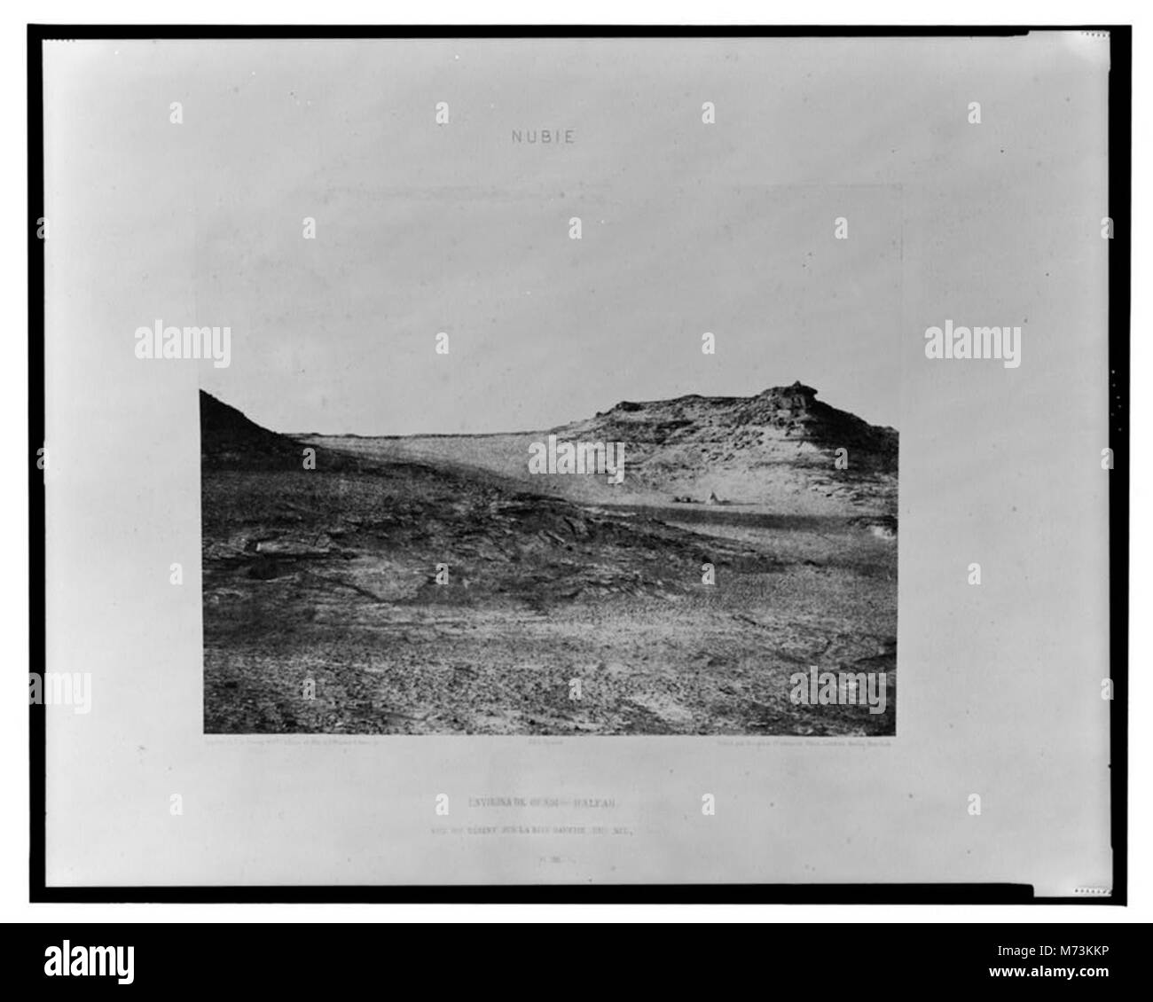 Una fotografia che mostra una vista del deserto lungo la riva sinistra del fiume Nilo vicino alla seconda Cataratta. Catturata da Félix Teynard, questa immagine storica raffigura il terreno arido dell'alto Egitto. Foto Stock