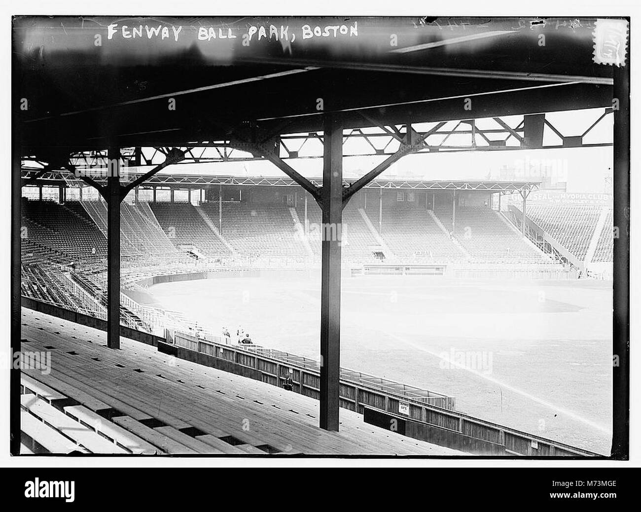 Una fotografia storica del Fenway Park di Boston, scattata dall'angolo destro del campo nel settembre 1914, che cattura l'aspetto dell'iconico stadio di baseball all'inizio del XX secolo. Foto Stock