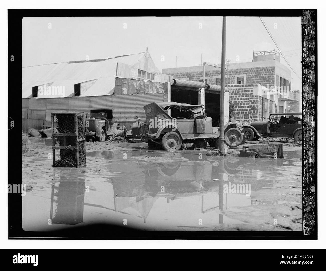Un'immagine che documenta i danni causati da un'inondazione e dalla successiva guerra, catturando l'impatto distruttivo sull'area e gli sforzi di recupero. Foto Stock