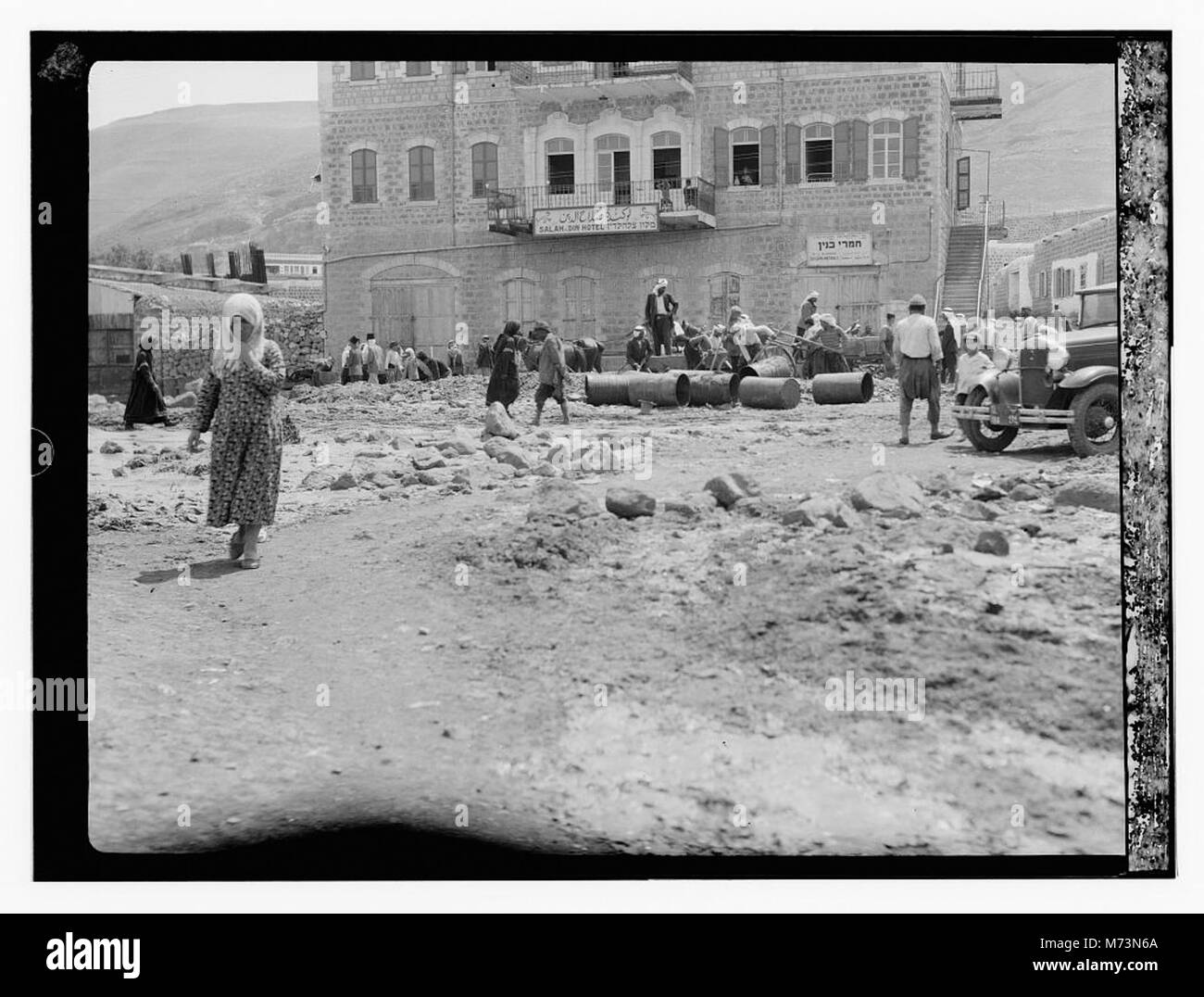 Questa immagine mostra le conseguenze delle inondazioni e dei danni in tempo di guerra, riflettendo la distruzione diffusa causata da disastri naturali e di origine umana. Foto Stock