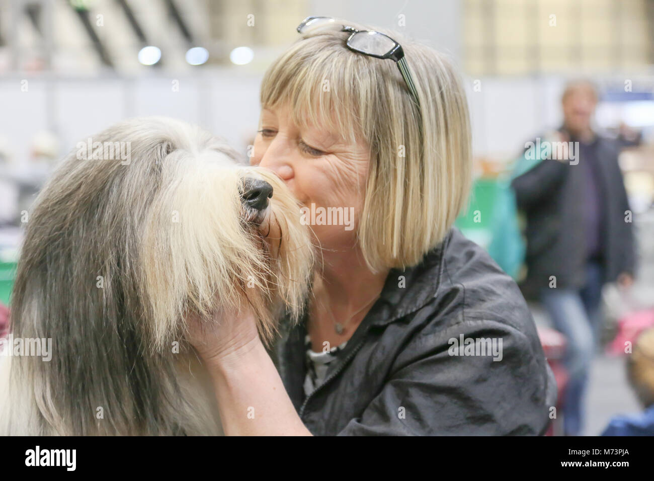 Birmingham, Regno Unito. 8 Mar, 2018. Il primo giorno di Crufts, il più grande e il più famoso dog show in tutto il mondo, un barbuto Collie è dato last minute toelettatura al NEC di Birmingham. Credito: Pietro Lopeman/Alamy Live News Foto Stock