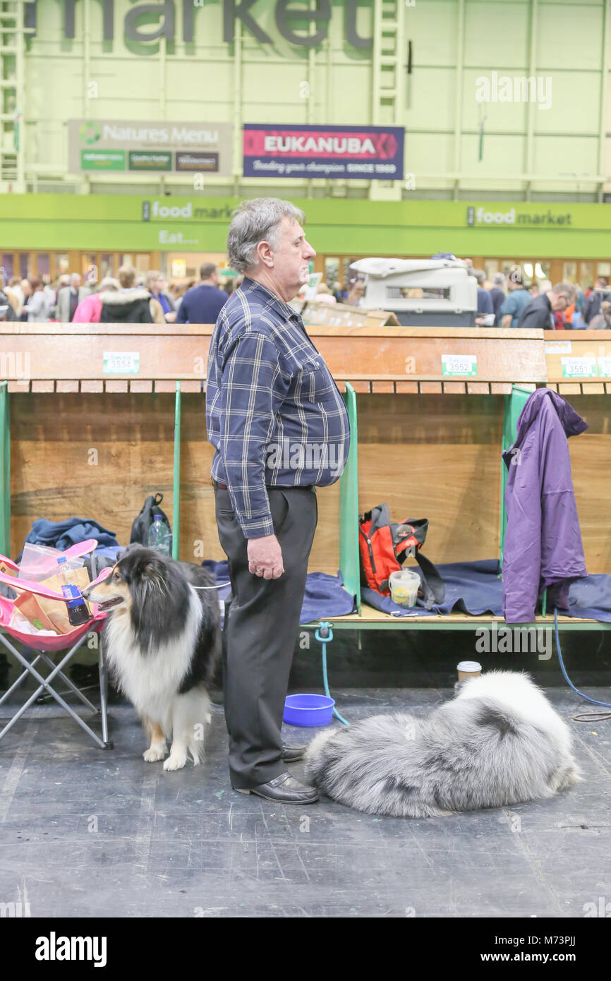 Birmingham, Regno Unito. 8 Mar, 2018. Il primo giorno di Crufts, il più grande e il più famoso dog show in tutto il mondo, un proprietario attende nervosamente per un evento presso il centro NEC di Birmingham. Credito: Pietro Lopeman/Alamy Live News Foto Stock