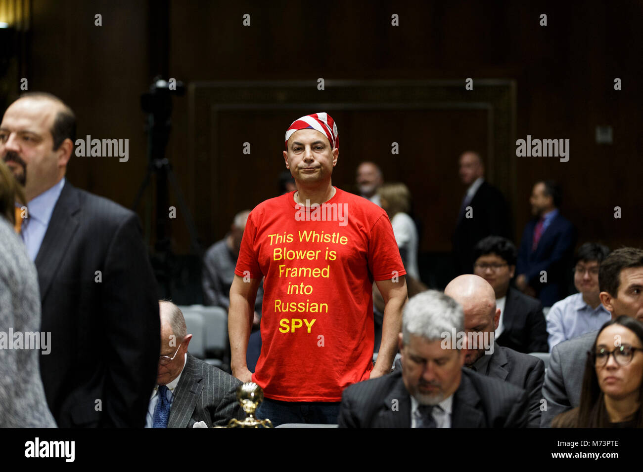 Washington, Stati Uniti d'America. 07Th Mar, 2018. Un dimostrante attende un Senato Intelligence Audizione del comitato sulla sicurezza riforma del gioco per iniziare a Capitol Hill a Washington il 7 marzo 2018. Credito: Alex Edelman/CNP - NESSUN SERVIZIO DI FILO- Credito: Alex Edelman e/o consolidato di Notizie Foto/Alex Edelman - CNP/dpa/Alamy Live News Foto Stock