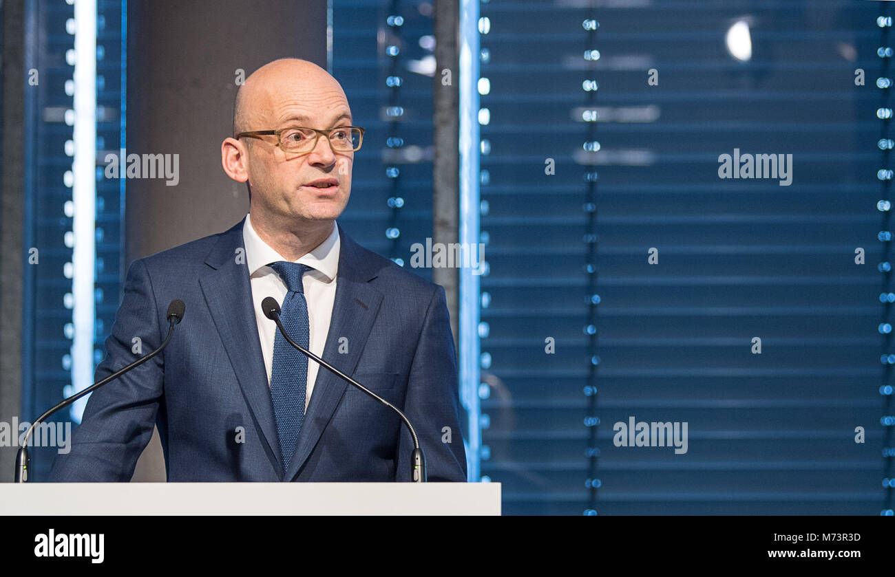 Metzingen, Germania. 08 Mar, 2018. 08 marzo 2018, Germania, Metzingen: Chief Executive Mark Langer parlando durante un bilancio annuale conferenza stampa per l'anno 2017. Credito: Sebastian Gollnow/dpa/Alamy Live News Foto Stock