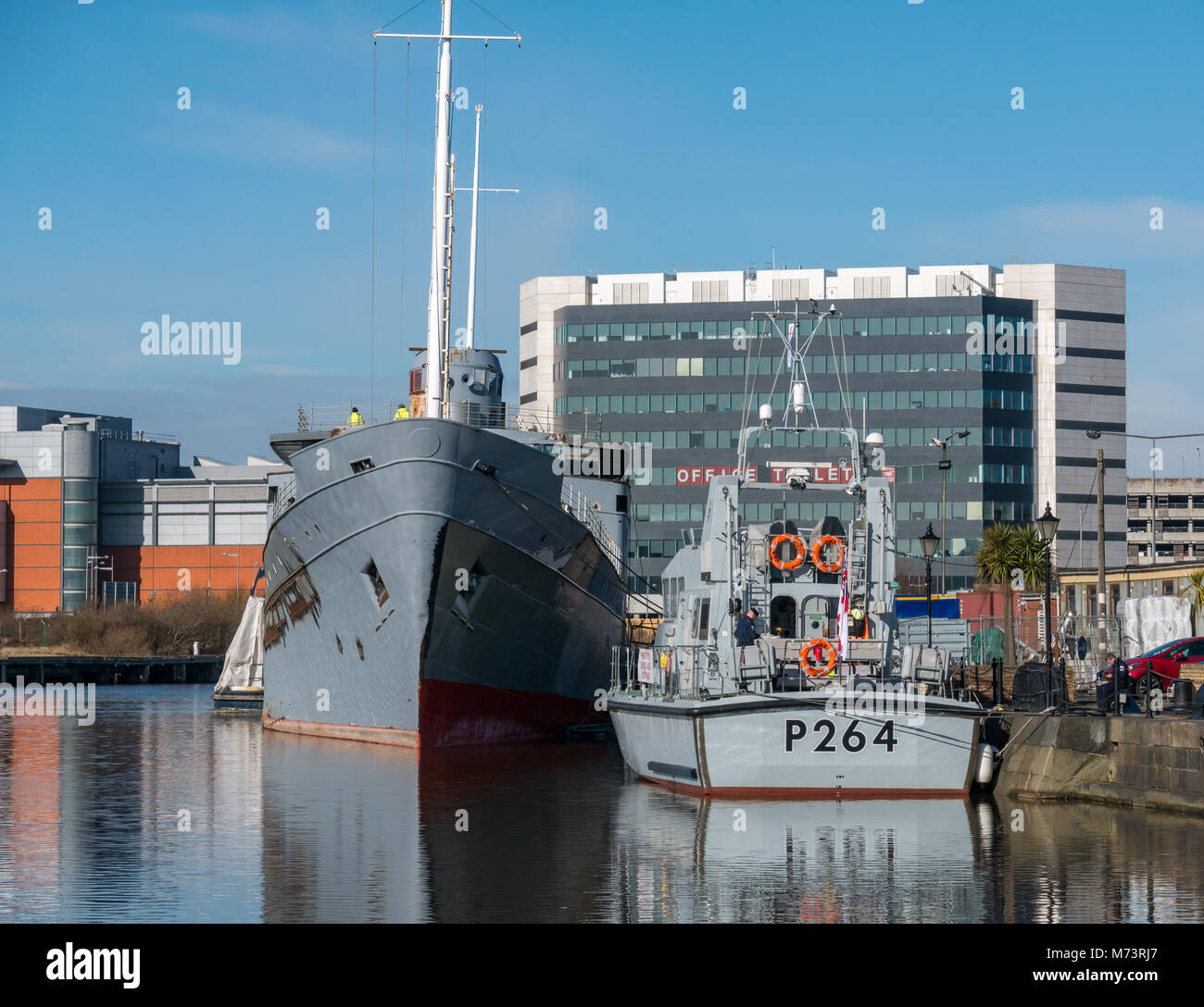 Leith Harbour, Leith, Edimburgo, Scozia, Regno Unito, 8 marzo 2018. MOD nave di addestramento P264 ed ex nave tender del faro MV Fingal in conversione riflesso nell'acqua Foto Stock