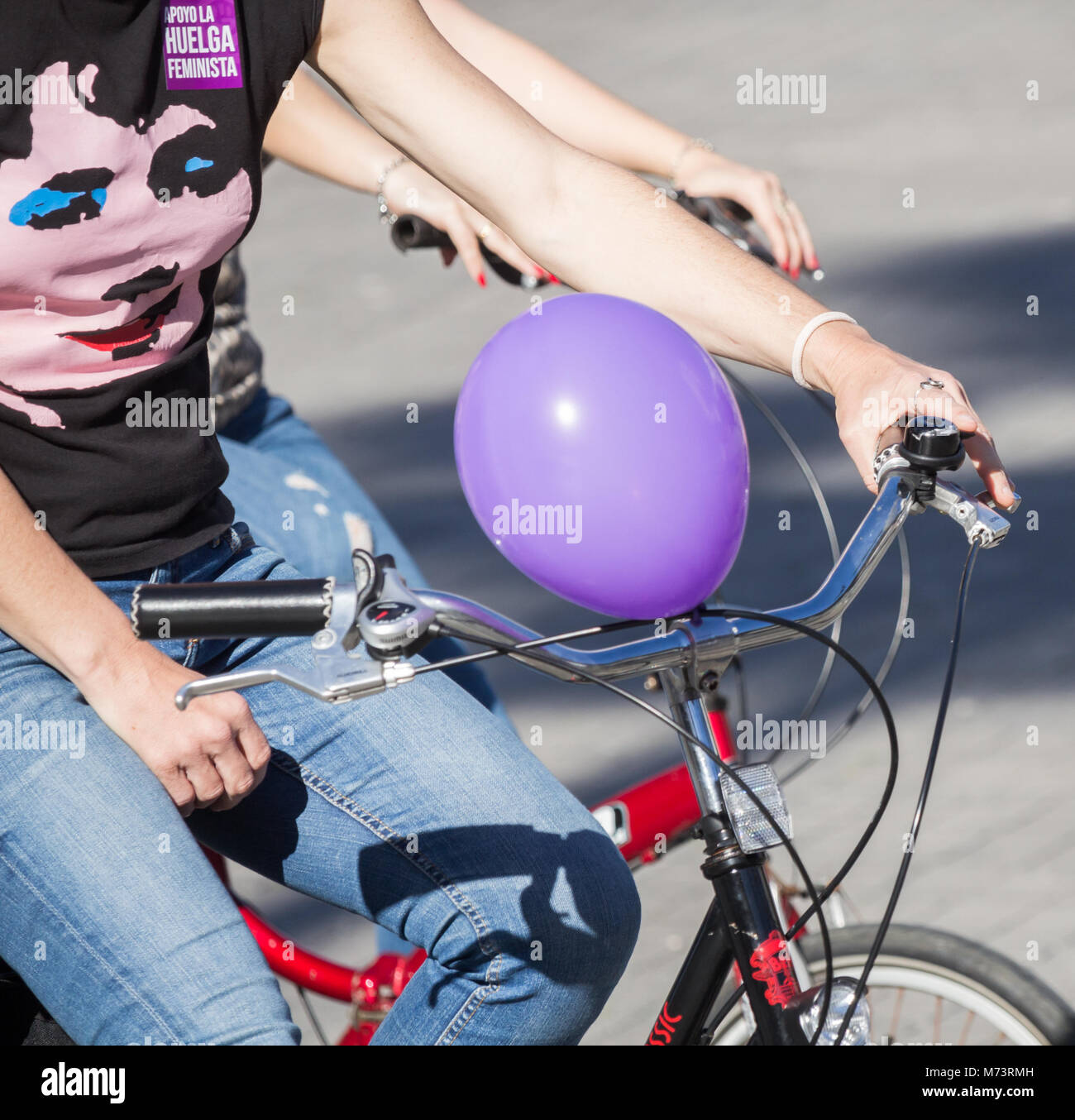 Las Palmas de Gran Canaria, Isole Canarie, Spagna. 8 Marzo, 2018. Le donne assumono per le strade in bicicletta sulla Giornata internazionale della donna a Las Palmas, la capitale di Gran Canaria. Credito: ALAN DAWSON/Alamy Live News Foto Stock