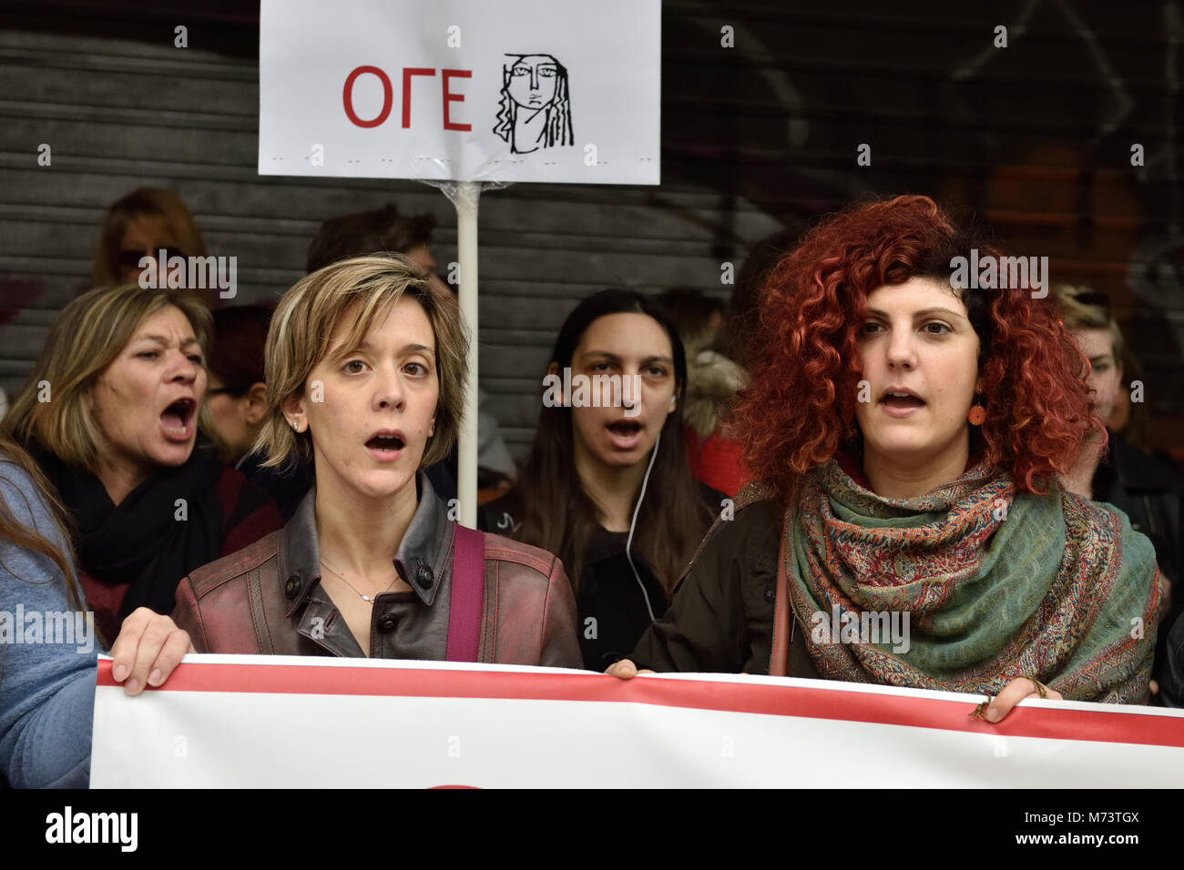 Atene, Grecia, 8 marzo, 2018. Le donne cantano slogan in piedi nella parte anteriore del Ministero del Lavoro per onorare la Giornata internazionale della donna in Atene, Grecia. Credito: Nicolas Koutsokostas/Alamy Live News. Foto Stock