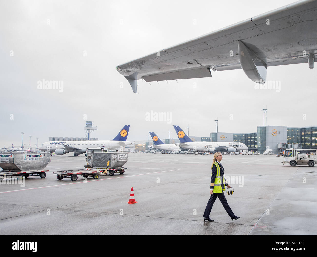 08 marzo 2018, Germania, Francoforte: Laura grammi, co-pilota, controllo del airoworthiness della Lufthansa Airbus A 321 prima del suo volo a Berlino. In occasione della Giornata internazionale della donna, il personale di volo Lufthansa LH 174 è composta quasi unicamente delle donne nel pozzetto, cabina e sulla pista di atterraggio. Essa non riesco a lavorare totalmente senza uomini, tuttavia, poiché il carico del cargo è composta di soli uomini a causa di regole e regolamenti. Foto: Fabian Sommer/dpa Foto Stock