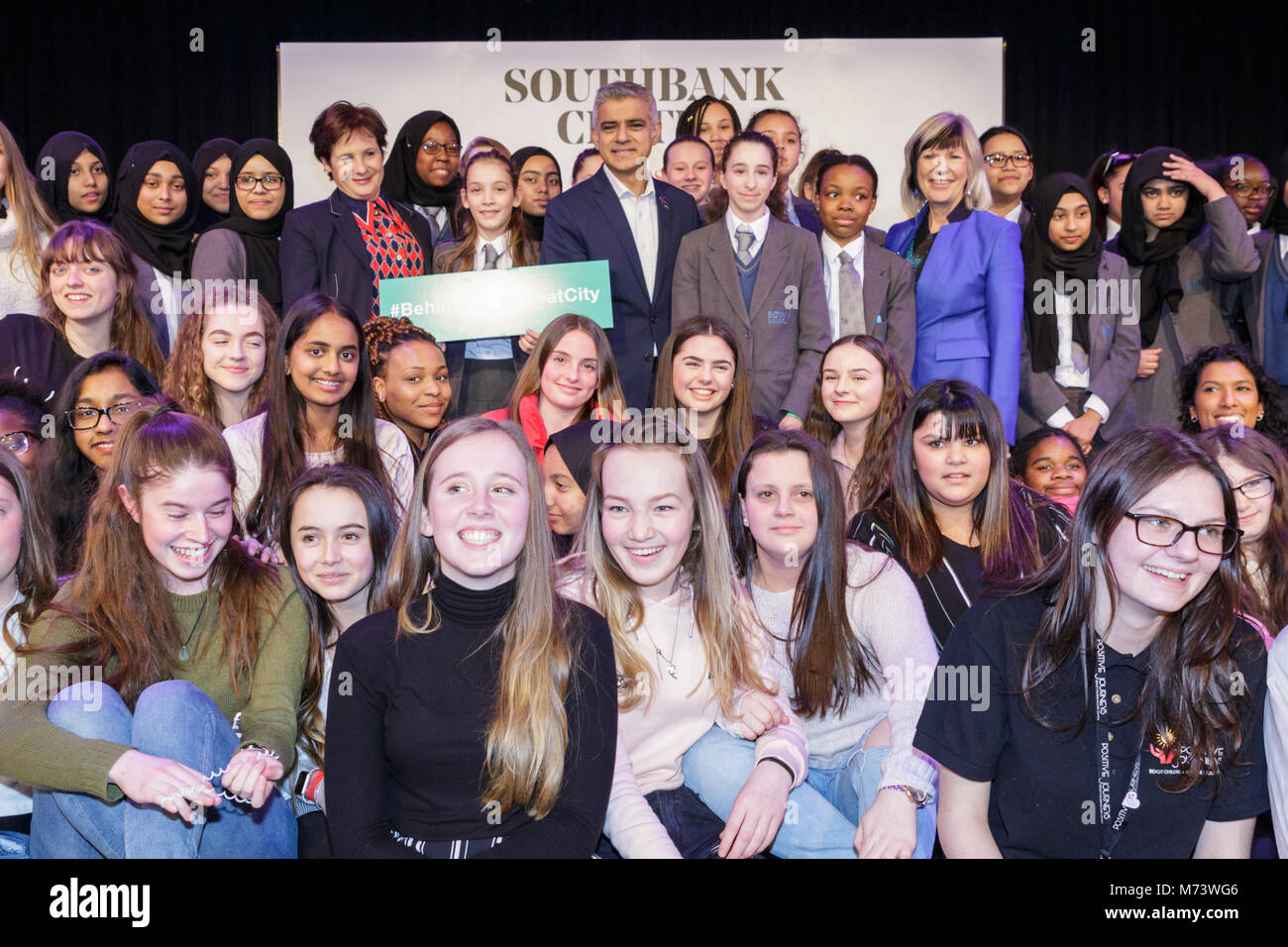 Il Royal Festival Hall di Londra, 8 marzo 2018. Il sindaco di Londra Sadiq Khan è entrato sulla scena dal Southbank direttore artistico di Jude Kelly, CBE e circa 200 ragazze provenienti da scuole di Londra per contrassegnare le donne del mondo Festival (WOW) Il Southbank celebra la festa di WOW e la Giornata internazionale della donna con una serie di colloqui, eventi e interventi di questa settimana. Foto Stock