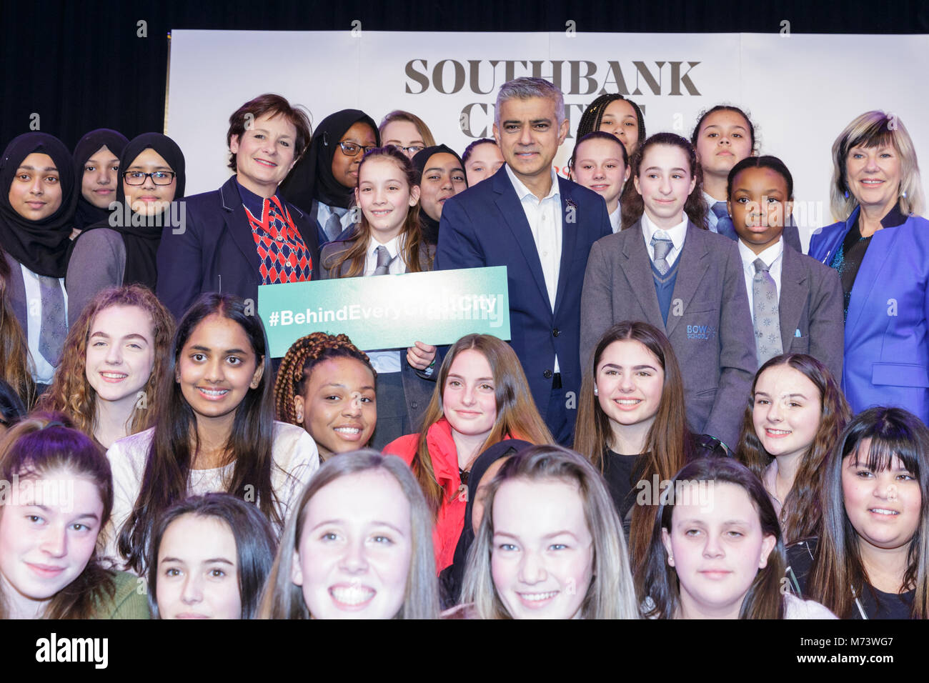 Il Royal Festival Hall di Londra, 8 marzo 2018. Il sindaco di Londra Sadiq Khan è entrato sulla scena dal Southbank direttore artistico di Jude Kelly, CBE e circa 200 ragazze provenienti da scuole di Londra per contrassegnare le donne del mondo Festival (WOW) Il Southbank celebra la festa di WOW e la Giornata internazionale della donna con una serie di colloqui, eventi e interventi di questa settimana. Foto Stock