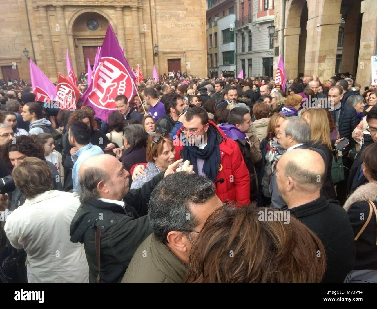 Pie de Foto: Adrian Barbon entre la multitud. Descripcion: Todos los grupos politicos representados en la Junta General, menos el PP, han participado en la concentracion por el 8 de marzo, dia Internacional de la Mujer, en la plaza del Ayuntamiento de Oviedo. A pesar de la falta de los populares , desde la FSA un Ciudadanos, todos los grupos parlamentarios han destacado el exito de la concentracion, con cientos de personas desbordando la plaza ocupando y las calles aledanas Noticia Asociada: Todos los grupos politicos destacan el exito de la concentracion por la igualdad ante la ausencia Foto Stock