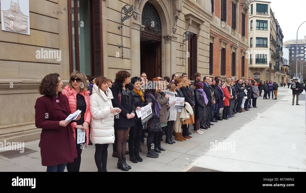 Pie de Foto: Concentracion frente al Parlamento. Noticia Asociada: Representantes del Parlamento y el Gobierno foral se concentran en Pamplona en apoyo al 8 de marzo. Representantes del Parlamento de Navarra y del Gobierno foral, asi como de otras instituciones navarras, se han concentrado este jueves en las Puertas de la camara con motivo del 8 de marzo, dia Internacional de la Mujer Trabajadora. 08/03/2018 Primo femminismo sciopero generale in Spagna durante il 8 di marzo, Donna Giornata Internazionale, Spagna EP888/cordon premere Foto Stock