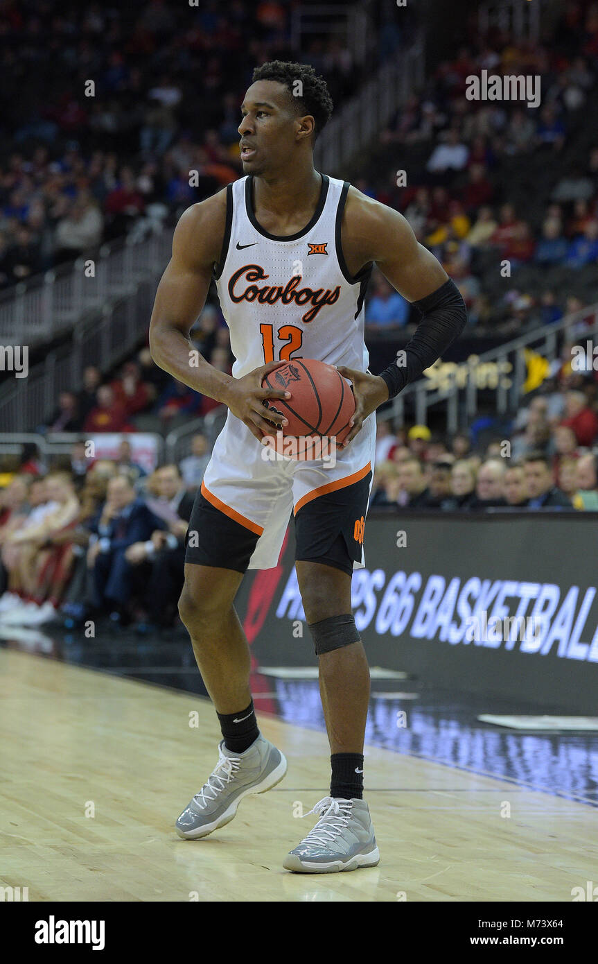 Kansas City, Missouri, Stati Uniti d'America. 07Th Mar, 2018. Oklahoma State Cowboys avanti Cameron McGriff (12) cerca di passare la palla durante il 2018 Phillips 66 12 grandi di pallacanestro degli uomini di partita di campionato tra l'Oklahoma Sooners e Oklahoma State Cowboys presso il Centro Sprint a Kansas City, Missouri. Kendall Shaw/CSM/Alamy Live News Foto Stock