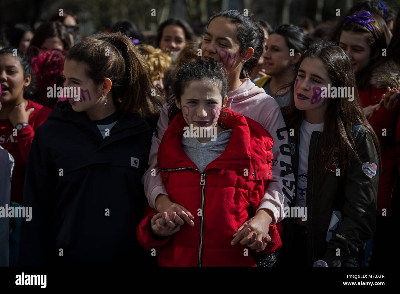 San Sebastian, Guipuzcoa, Spagna. 8 Mar, 2018. Molti studenti durante le dimostrazioni della femminista sciopero generale per le strade di San Sebastian.Migliaia di donne sono scese in piazza in tutta la Spagna per protesta durante la giornata internazionale delle donne, celebrando uno sciopero generale. Credito: Javi Julio/SOPA Immagini/ZUMA filo/Alamy Live News Foto Stock