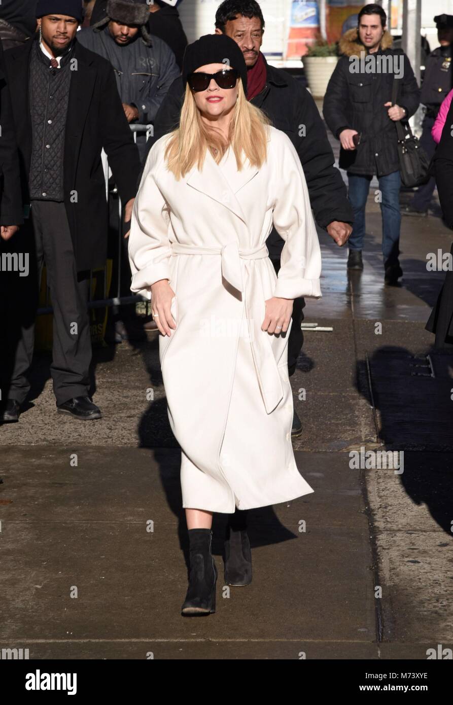 New York, NY, STATI UNITI D'AMERICA. 8 Mar, 2018. Reese Witherspoon, visto a Good Morning America fuori e circa per celebrità Candids - gio, New York, NY, 8. Marzo 2018. Credito: Derek Storm/Everett raccolta/Alamy Live News Foto Stock